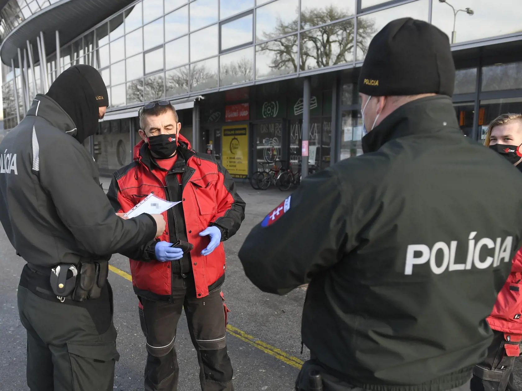 Na snímke policajti kontrolujú dodržiavanie protipandemických opatrení.