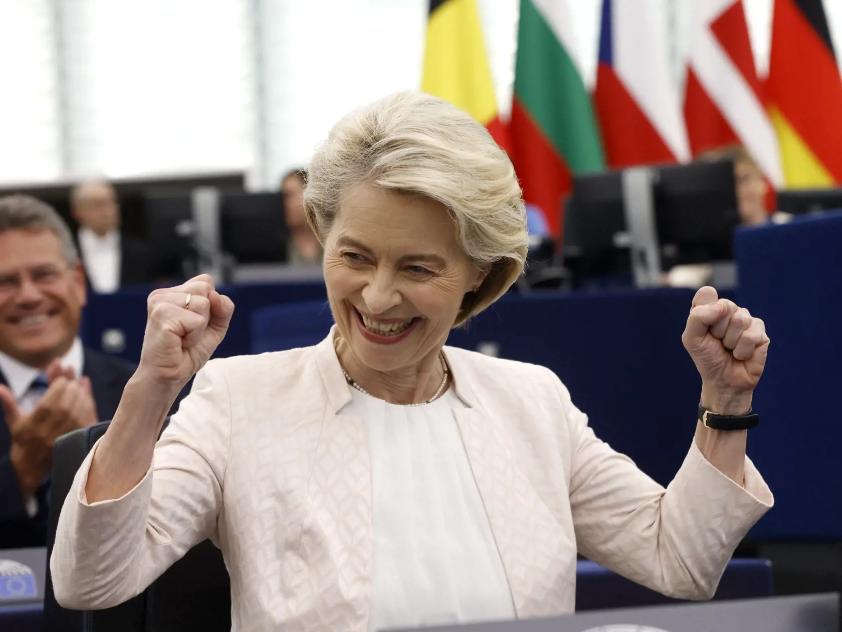 KK35  Štrasburg - Predsedníčka Európskej komisie Ursula Von der Leyenová sa raduje po jej opätovnom zvolení, v pozadí vľavo tlieska podpredseda Európskej komisie Maroš Šefčovič vo štvrtok 18. júla 2024 v Štrasburgu. Európsky parlament (EP) vo štvrtok v tajnej voľbe rozhodol o tom, že Ursula von der Leyenová zostane predsedníčkou Európskej komisie (EK) aj v druhom funkčnom období. Zo 707 hlasujúcich europoslancov získala 401 hlasov, 284 bolo proti a 16 poslancov sa zdržalo hlasovania. Na zvolenie
