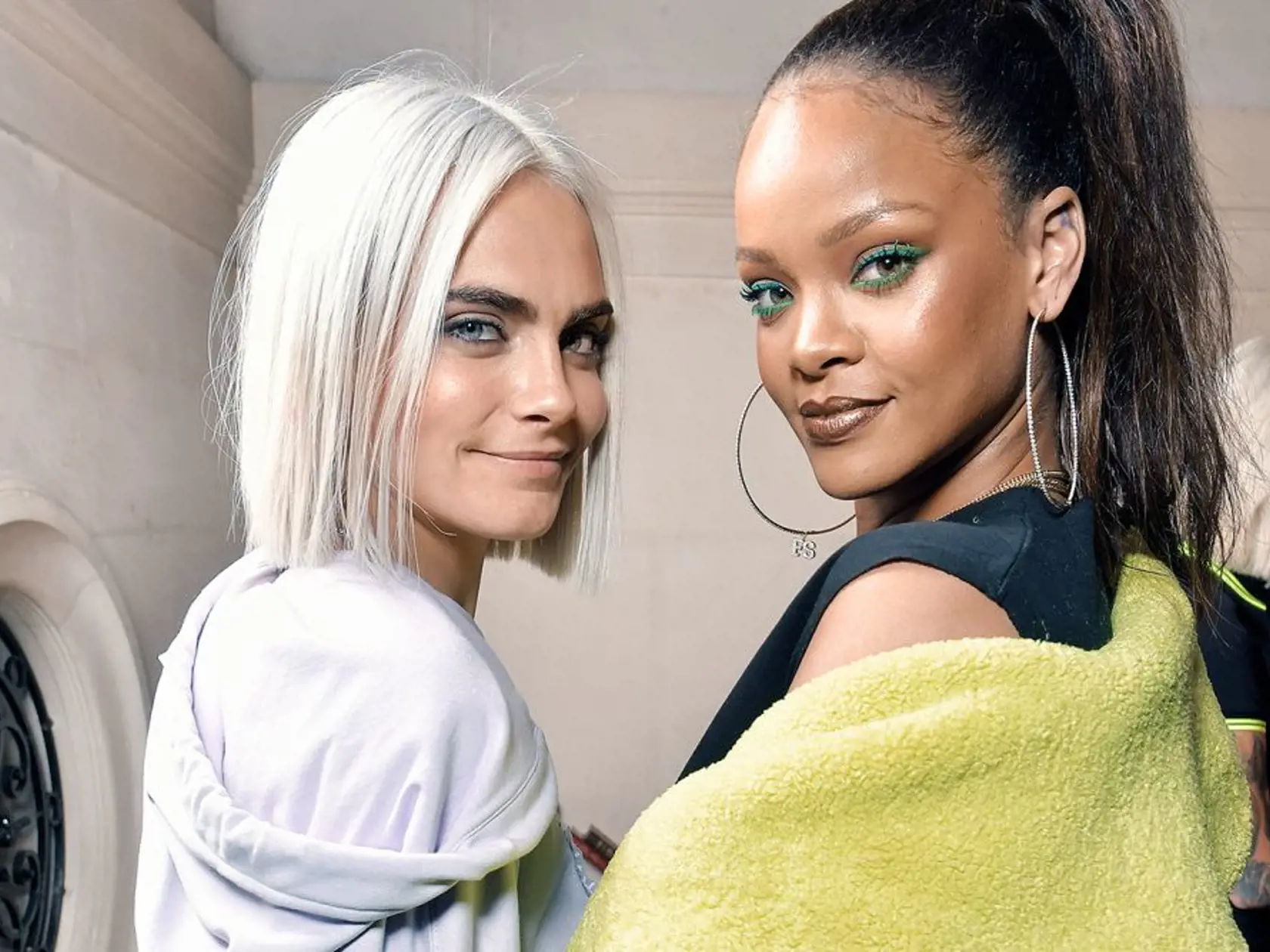 Keď speváčka Rihanna organizuje nejakú žúrku, nesmie na nej chýbať ani jej verná BFF, čiže
modelka Cara Delevingne.