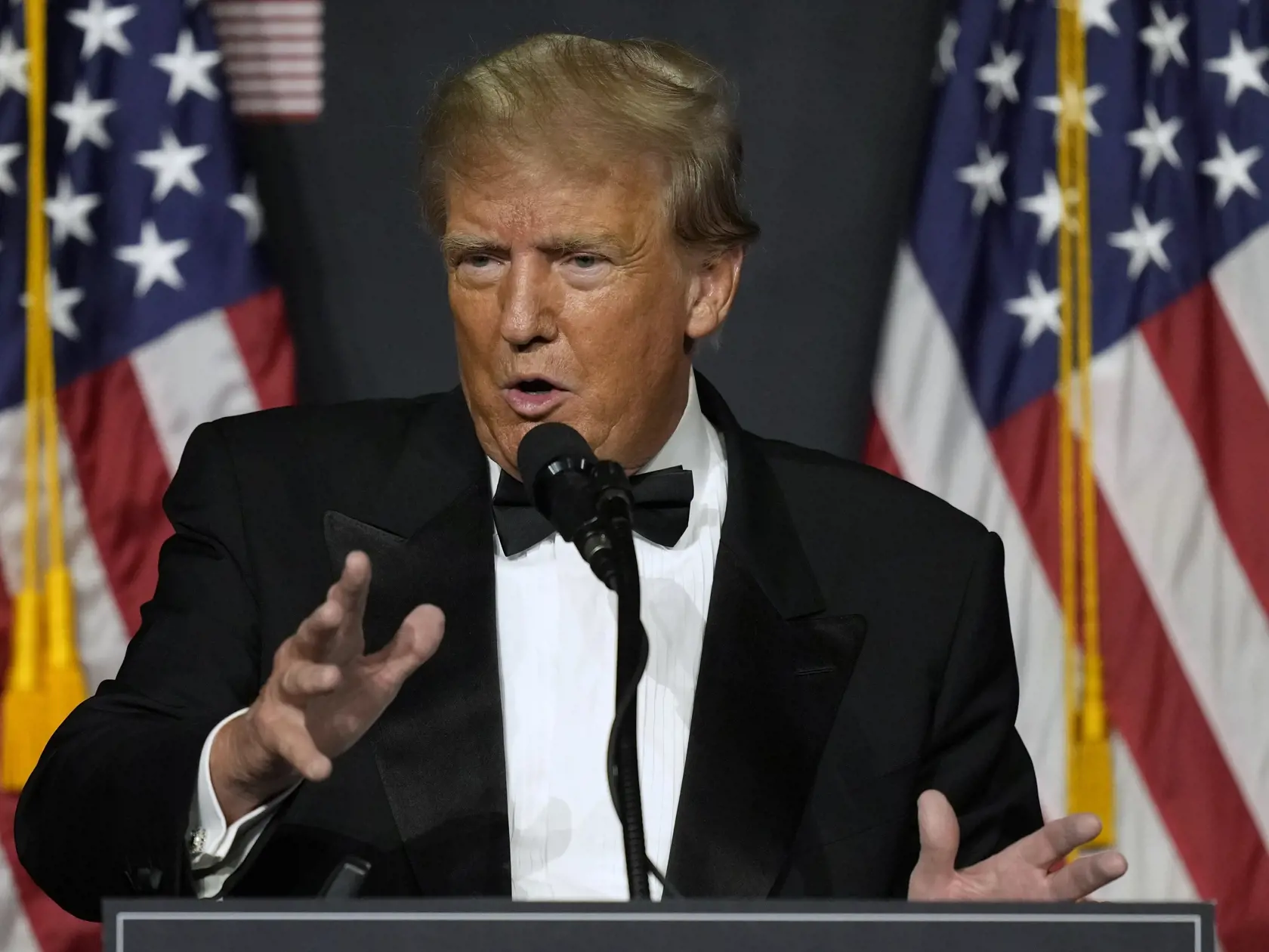 Na archívnej snímke z 19. novembra 2022 bývalý americký prezident Donald Trump vystupuje s prejavom v Palm Beach.