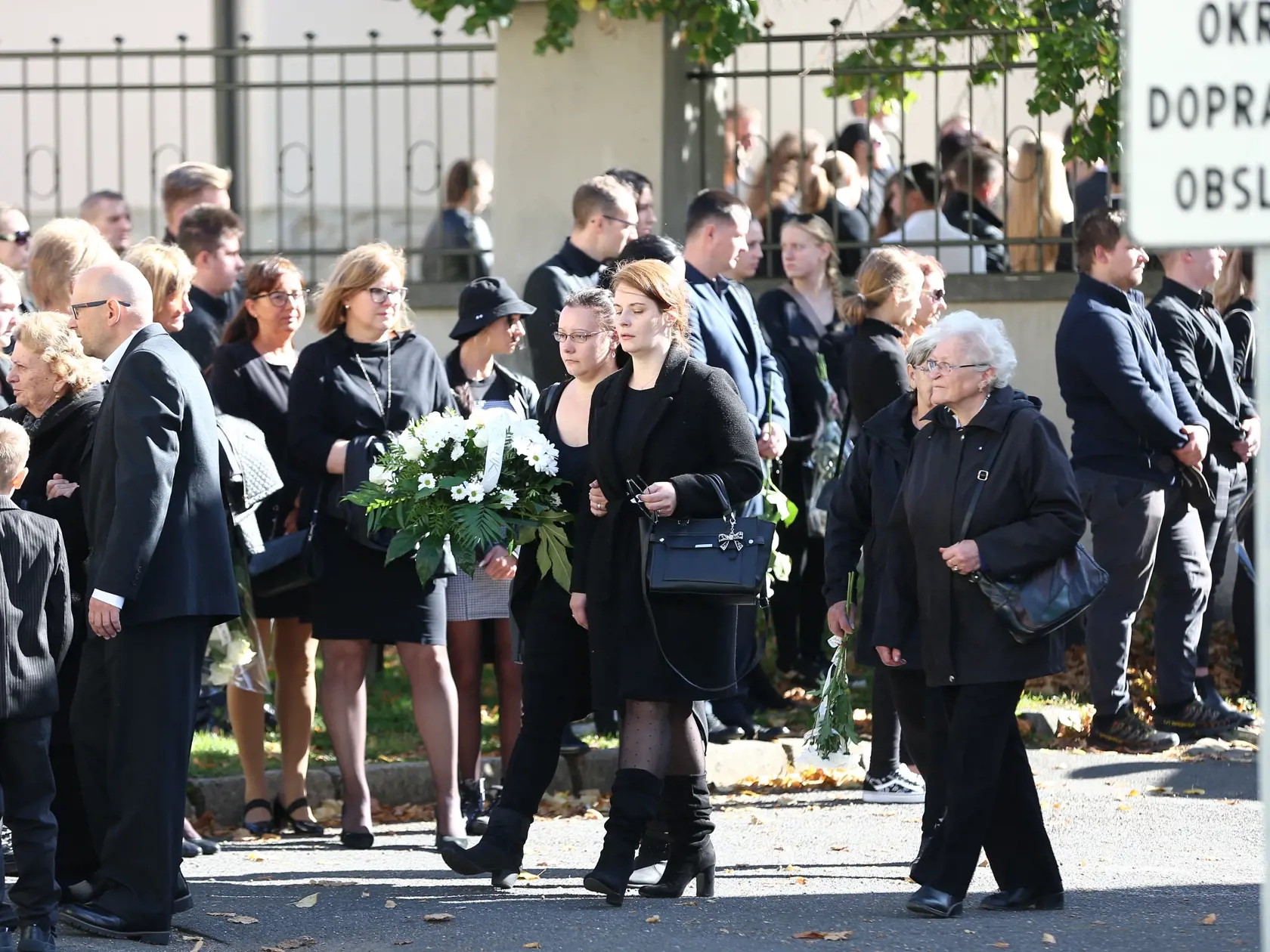 Posledná rozlúčka s nadanou študentkou Broňou. V sobotu (8.10.) sa rozlúčili rodiny Mareka a Brone so svojími milovanými deťmi, vnúčatami, a súrodencami. Ich mladé životy vyhasli vinou opitého vodiča.