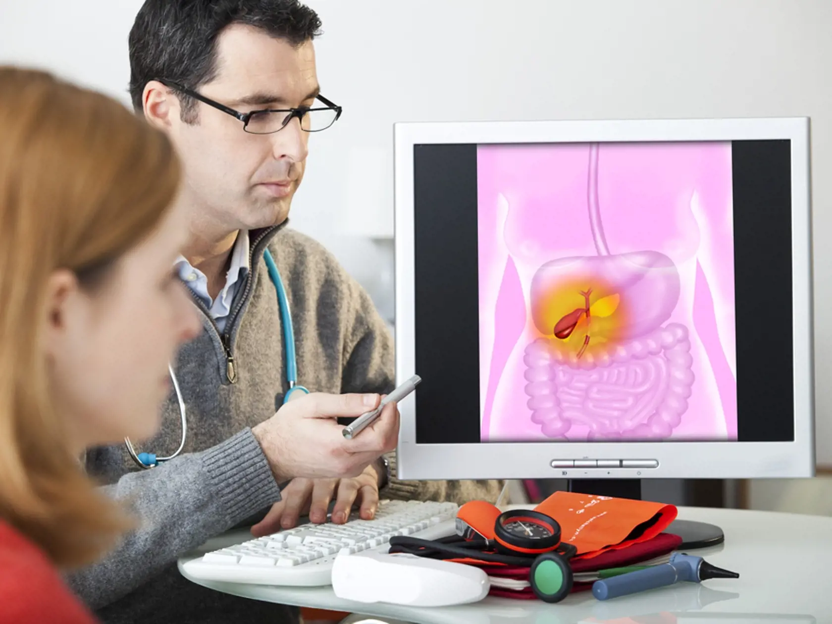 Pečeň používa cholesterol na výrobu žalúdočnej šťavy nazývanej žlč. Pomáha rozložiť tuky a niektoré vitamíny, aby ich telo mohlo ďalej spracovať. Malé trubice nazývané žlčové kanály prenášajú žlč z pečene do žlčníka, kde je uložená až dovtedy, kým nie je potrebná v tenkom čreve. V pečeni sa tiež tvorí cholesterol a nachádzajú sa tam enzýmy, ktoré pomáhajú pri zrážanlivosti krvi.