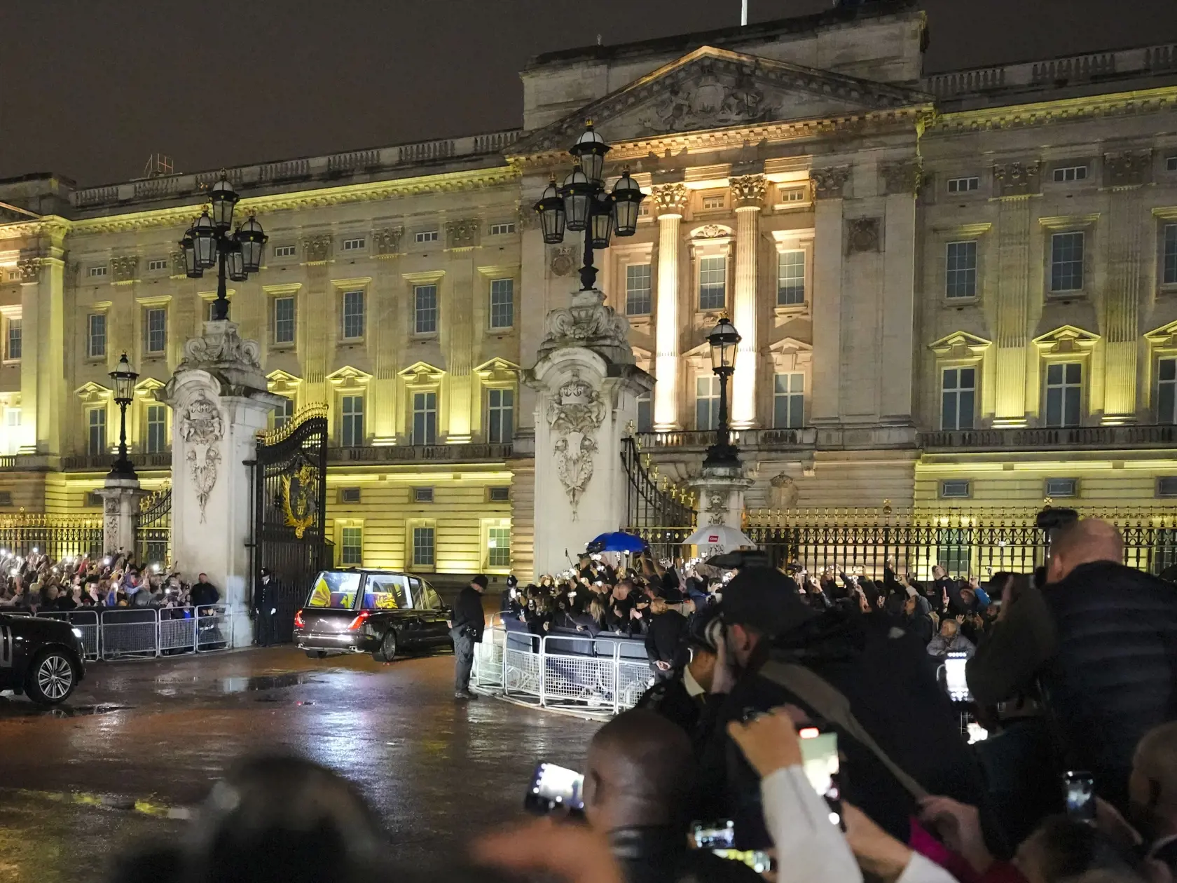 Pohrebný voz vezúci rakvu s telesnými pozostatkami zosnulej britskej kráľovnej Alžbety II. prichádza do Buckinghamského paláca v Londýne 13. septembra 2022. Rakvu britskej kráľovnej Alžbety II. previezli dnes letecky zo Škótska do Londýna. Následne rakvu majú previezť do Buckinghamského paláca, londýnskeho sídla kráľovskej rodiny, kde sa večer zhromaždil dav ľudí.