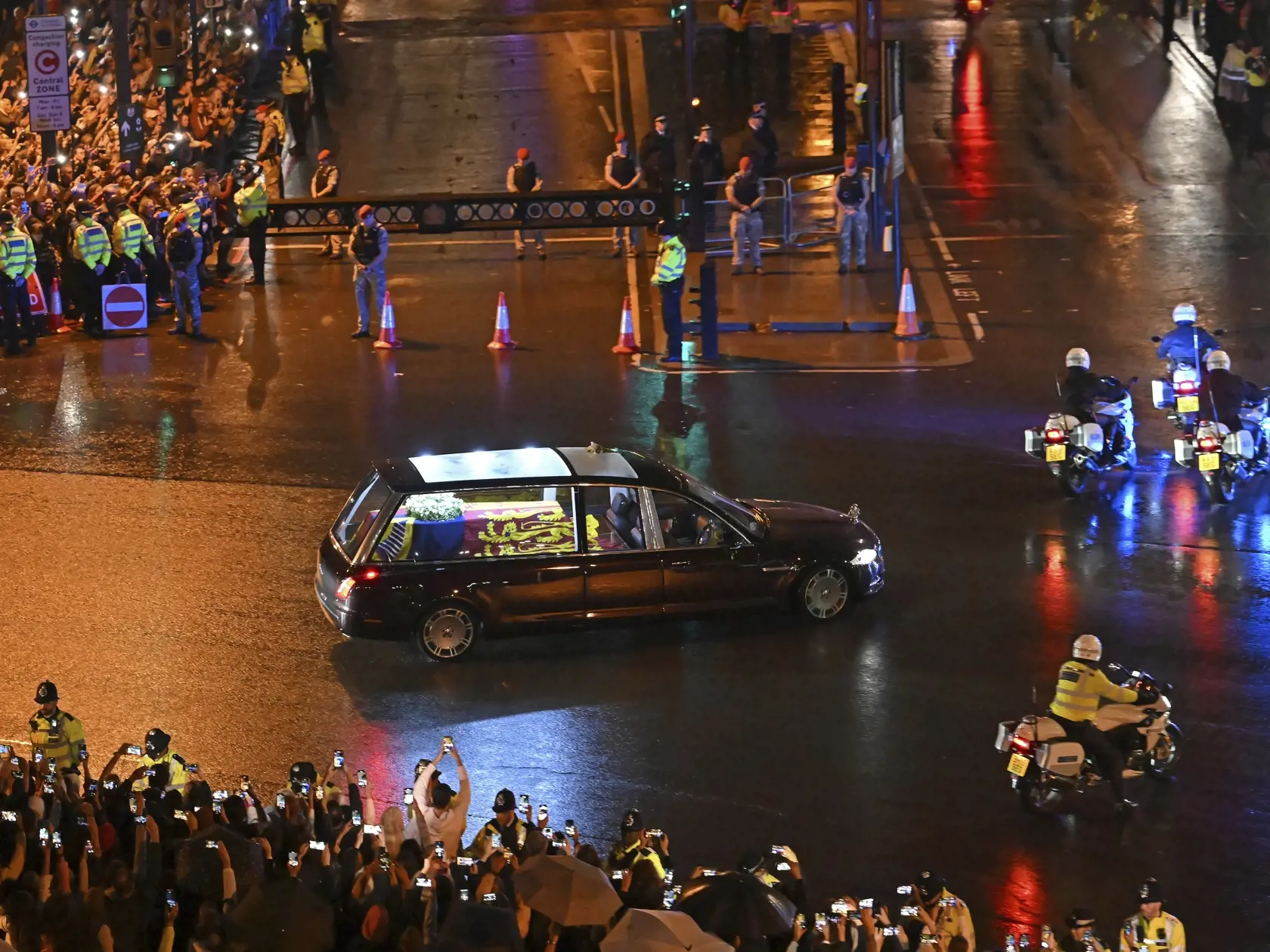 Pohrebný voz vezúci rakvu s telesnými pozostatkami zosnulej britskej kráľovnej Alžbety II. smeruje do Buckinghamského paláca v Londýne 13. septembra 2022. Rakvu britskej kráľovnej Alžbety II. previezli dnes letecky zo Škótska do Londýna. Následne rakvu majú previezť do Buckinghamského paláca, londýnskeho sídla kráľovskej rodiny, kde sa večer zhromaždil dav ľudí. Kráľovná Alžbeta II. zomrela vo štvrtok 8. seprembra popoludní vo svojom škótskom sídle Balmoral.