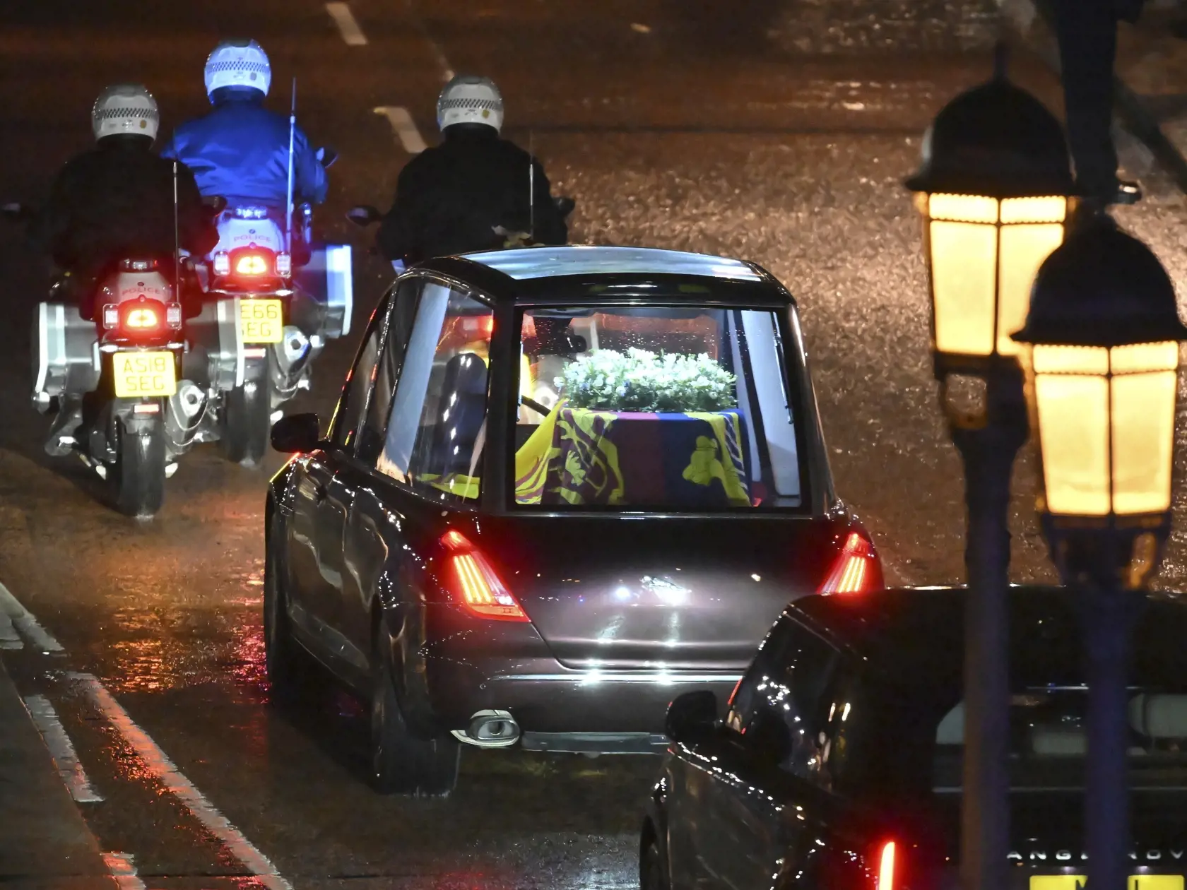 Pohrebný voz vezúci rakvu s telesnými pozostatkami zosnulej britskej kráľovnej Alžbety II. smeruje do Buckinghamského paláca v Londýne 13. septembra 2022. Rakvu britskej kráľovnej Alžbety II. previezli dnes letecky zo Škótska do Londýna. Následne rakvu majú previezť do Buckinghamského paláca, londýnskeho sídla kráľovskej rodiny, kde sa večer zhromaždil dav ľudí. Kráľovná Alžbeta II. zomrela vo štvrtok 8. seprembra popoludní vo svojom škótskom sídle Balmoral.