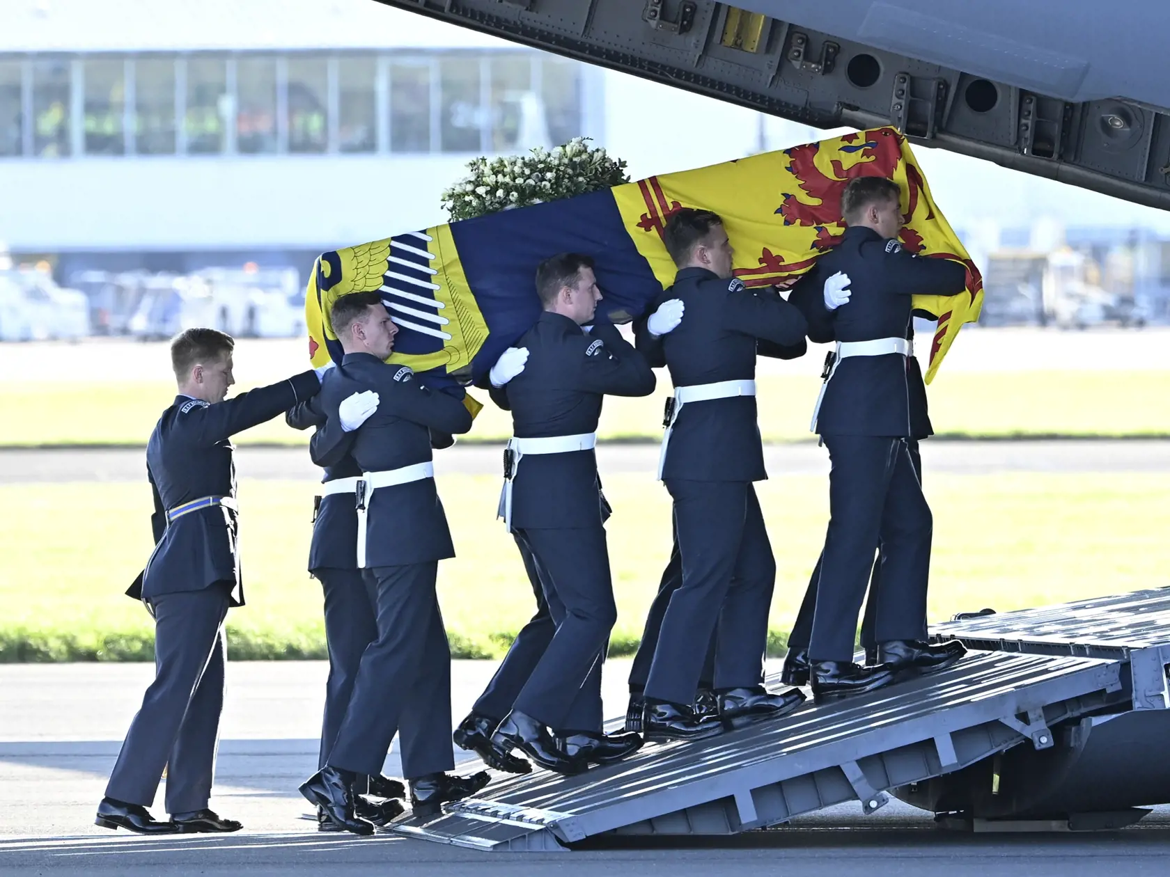 Príslušníci Kráľovských vzdušných síl (RAF) nesú rakvu s telesnými pozostatkami zosnulej britskej kráľovnej Alžbety II. do lietadla RAF C17 na letisku v škótskom Edinburghu 13. septembra 2022. Rakvu britskej kráľovnej Alžbety II. prevezú dnes letecky zo Škótska do Londýna. Kráľovná Alžbeta II. zomrela vo štvrtok 8. seprembra popoludní vo svojom škótskom sídle Balmoral. Bola najdlhšie vládnucim monarchom v dejinách Británie – na tróne bola 70 rokov. FOTO TASR/AP