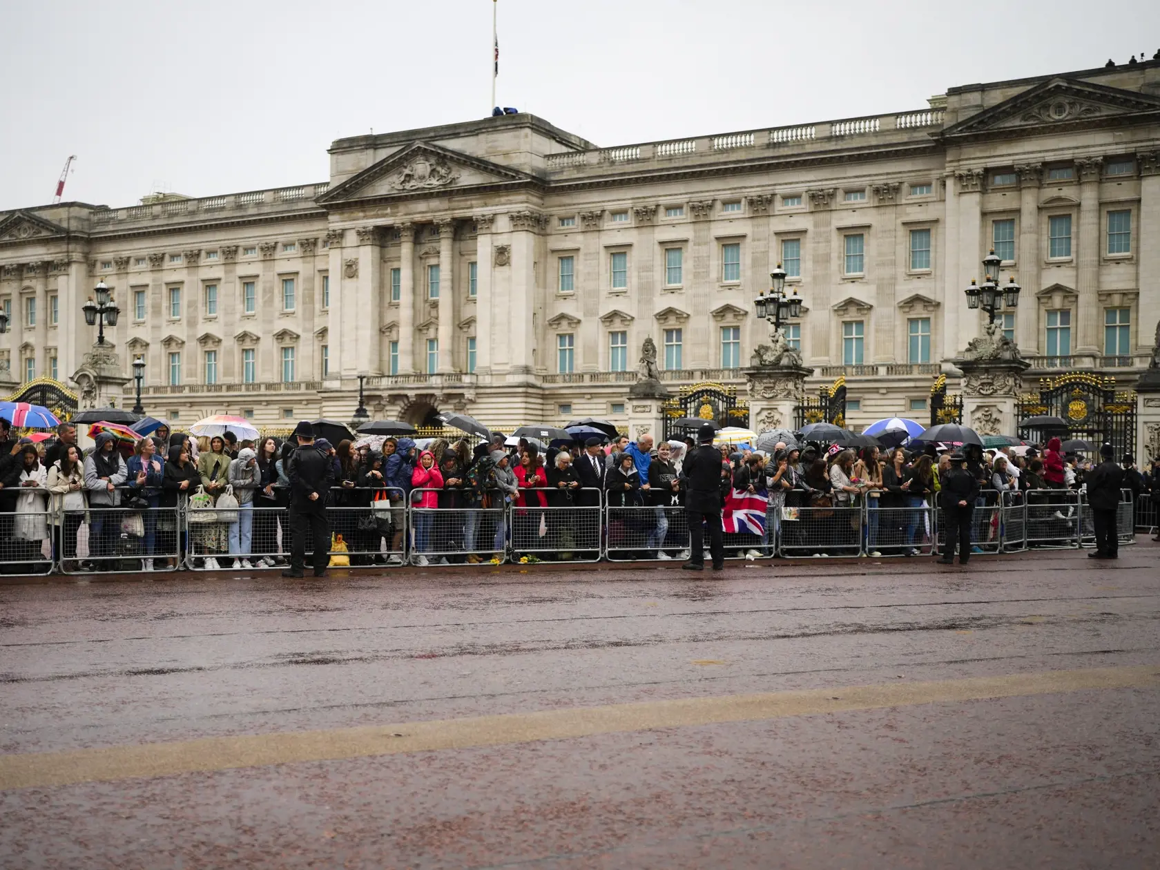 Ľudia čakajú na príchod pohrebného voza vezúceho rakvu s telesnými pozostatkami zosnulej britskej kráľovnej Alžbety II. pred Buckinghamským palácom v Londýne 13. septembra 2022. Rakvu britskej kráľovnej Alžbety II. previezli dnes letecky zo Škótska do Londýna. Následne rakvu majú previezť do Buckinghamského paláca, londýnskeho sídla kráľovskej rodiny, kde sa večer zhromaždil dav ľudí. Kráľovná Alžbeta II. zomrela vo štvrtok 8. seprembra popoludní vo svojom škótskom sídle Balmoral.