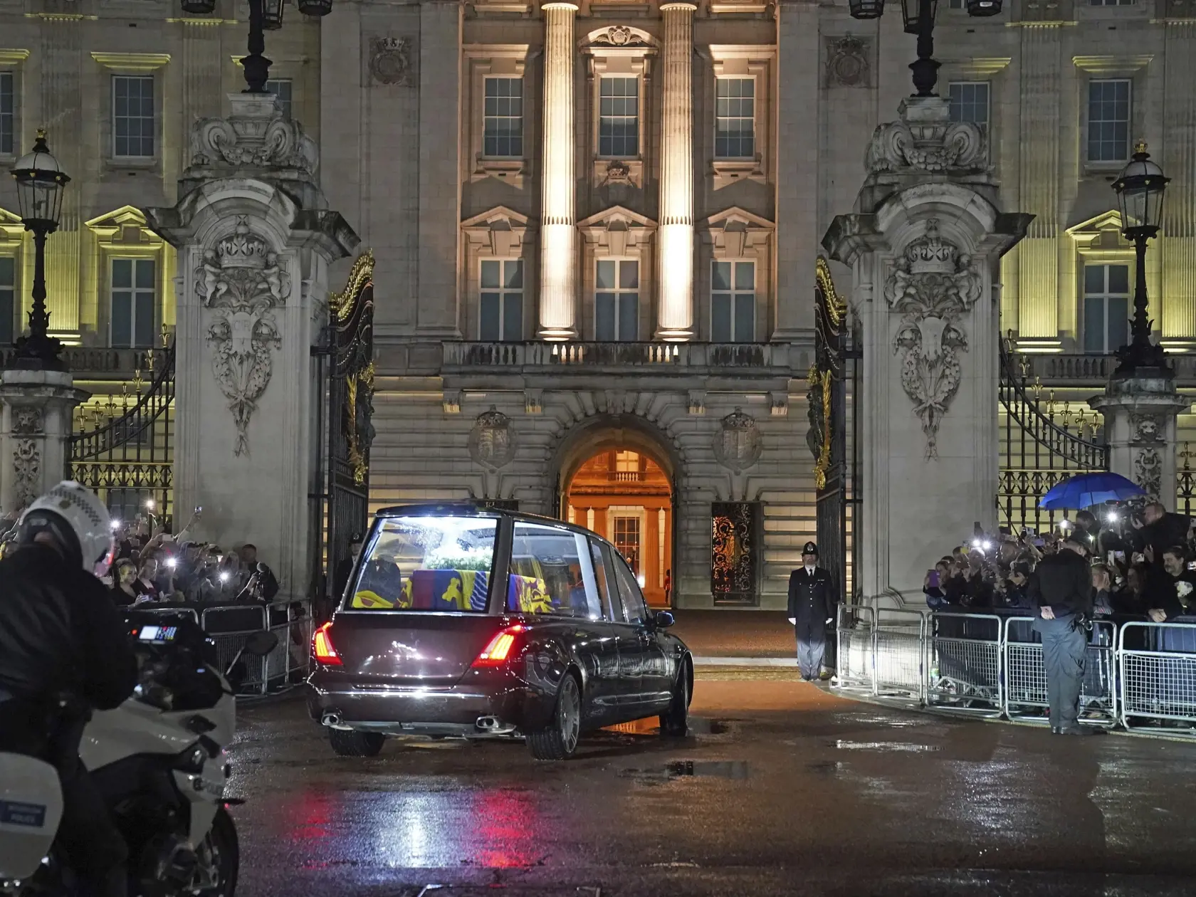 Pohrebný voz vezúci rakvu s telesnými pozostatkami zosnulej britskej kráľovnej Alžbety II. prichádza do Buckinghamského paláca v Londýne 13. septembra 2022. Rakvu britskej kráľovnej Alžbety II. previezli dnes letecky zo Škótska do Londýna. Následne rakvu majú previezť do Buckinghamského paláca, londýnskeho sídla kráľovskej rodiny, kde sa večer zhromaždil dav ľudí. Kráľovná Alžbeta II. zomrela vo štvrtok 8. seprembra popoludní vo svojom škótskom sídle Balmoral.