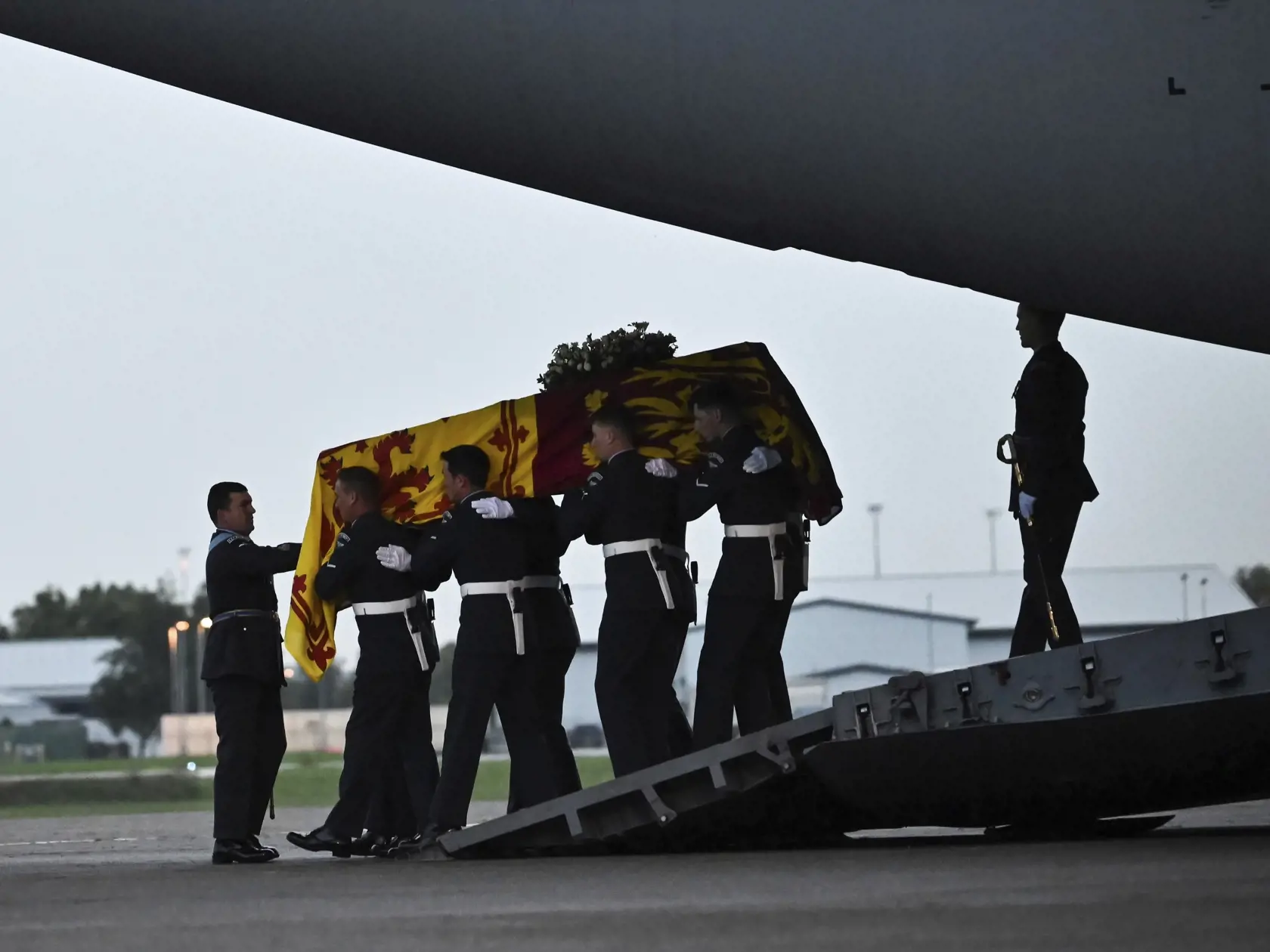 Príslušníci Britského kráľovského letectva (RAF) vynášajú z lietadla RAF C17 rakvu s telesnými pozostatkami zosnulej britskej kráľovnej Alžbety II. po pristátí na letisku RAF Northolt v Londýne 13. septembra 2022. Rakvu britskej kráľovnej Alžbety II. previezli dnes letecky zo Škótska do Londýna. Kráľovná Alžbeta II. zomrela vo štvrtok 8. seprembra popoludní vo svojom škótskom sídle Balmoral. Bola najdlhšie vládnucim monarchom v dejinách Británie – na tróne bola 70 rokov. FOTO TASR