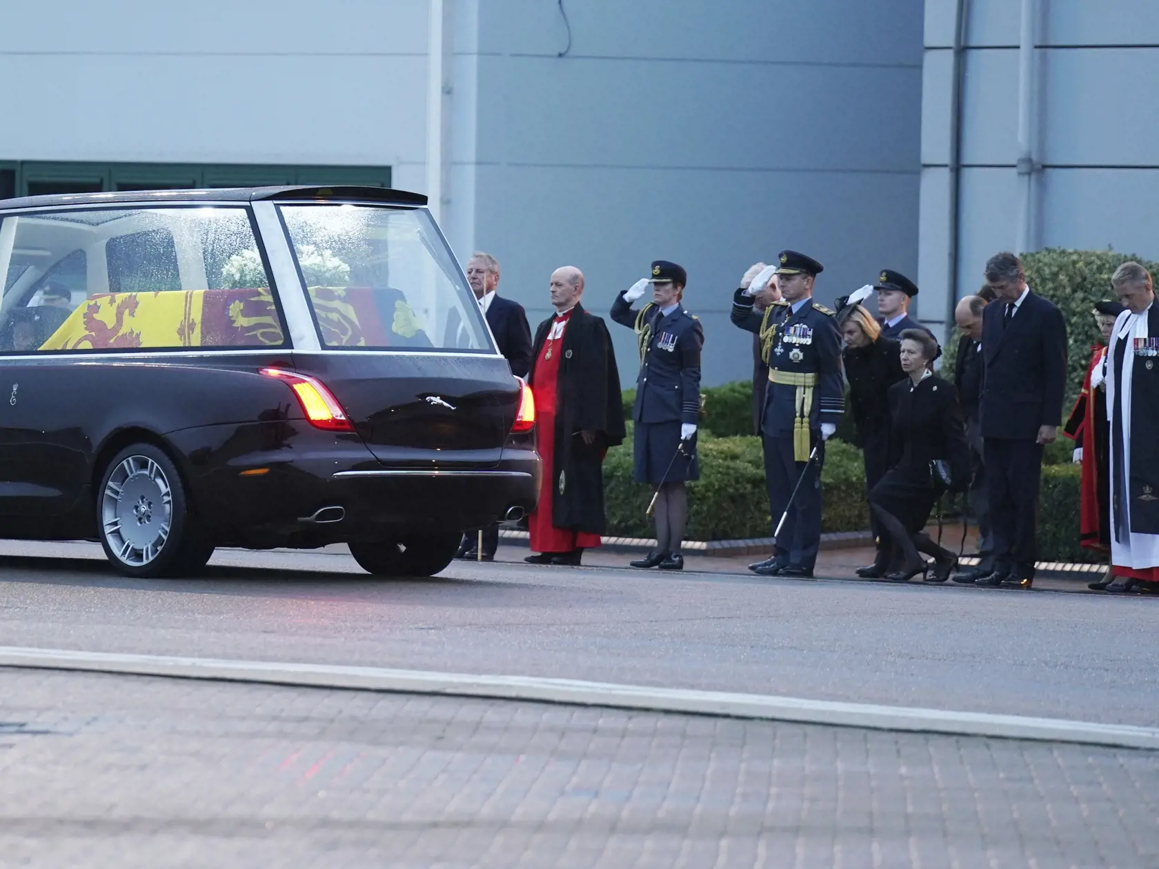Princezná Anna sa klania pri odchode pohrebného voza vezúce rakvu s telesnými pozostatkami zosnulej britskej kráľovnej Alžbety II. na letisku RAF Northolt v Londýne 13. septembra 2022. Rakvu britskej kráľovnej Alžbety II. previezli dnes letecky zo Škótska do Londýna. Následne rakvu majú previezť do Buckinghamského paláca, londýnskeho sídla kráľovskej rodiny, kde sa večer zhromaždil dav ľudí. Kráľovná Alžbeta II. zomrela vo štvrtok 8. seprembra popoludní vo svojom škótskom sídle Balmoral.