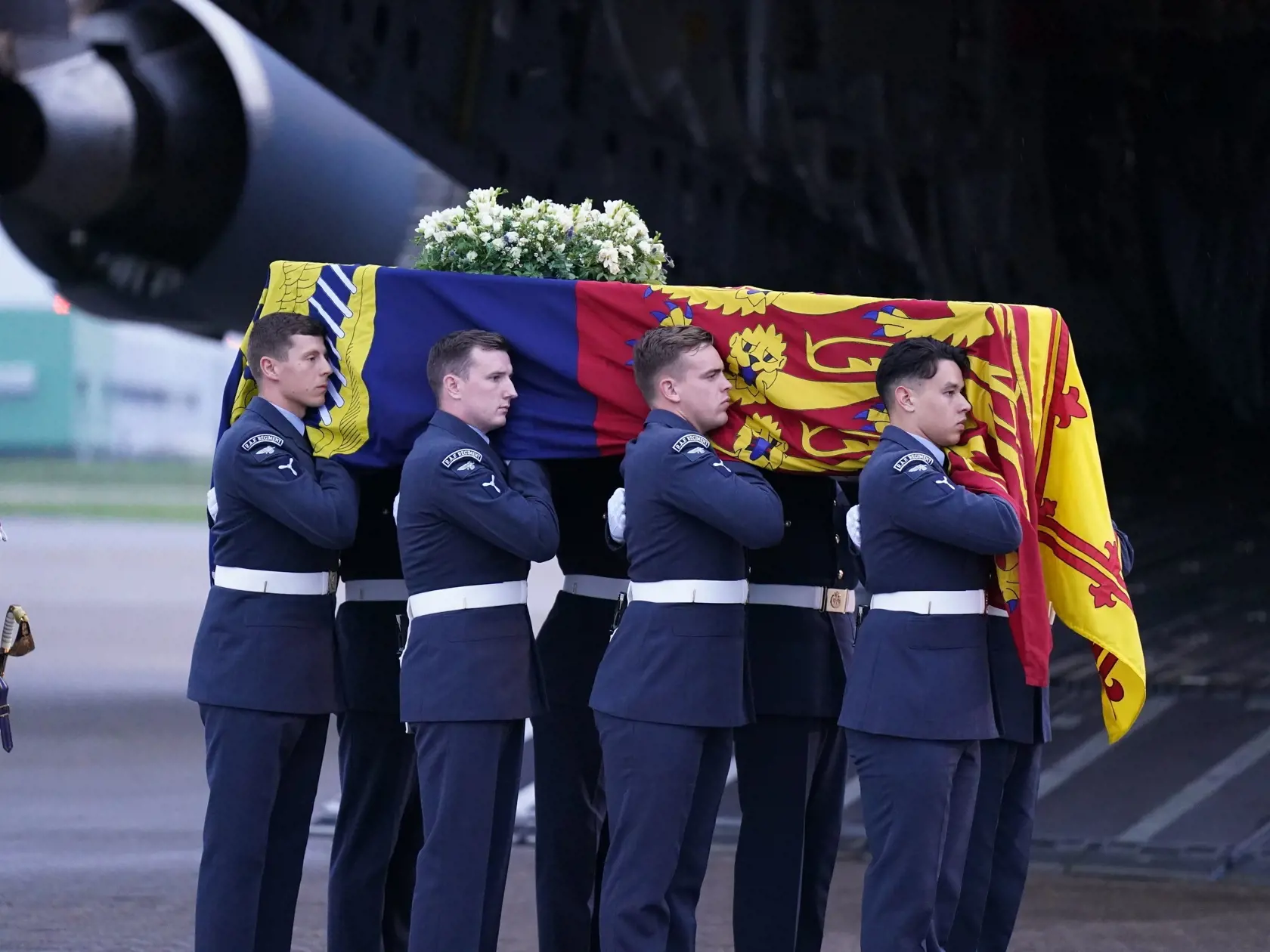 Príslušníci Britského kráľovského letectva (RAF) vynášajú z lietadla RAF C17 rakvu s telesnými pozostatkami zosnulej britskej kráľovnej Alžbety II. po pristátí na letisku RAF Northolt v Londýne 13. septembra 2022. Rakvu britskej kráľovnej Alžbety II. previezli dnes letecky zo Škótska do Londýna. Kráľovná Alžbeta II. zomrela vo štvrtok 8. seprembra popoludní vo svojom škótskom sídle Balmoral. Bola najdlhšie vládnucim monarchom v dejinách Británie – na tróne bola 70 rokov. FOTO TASR
