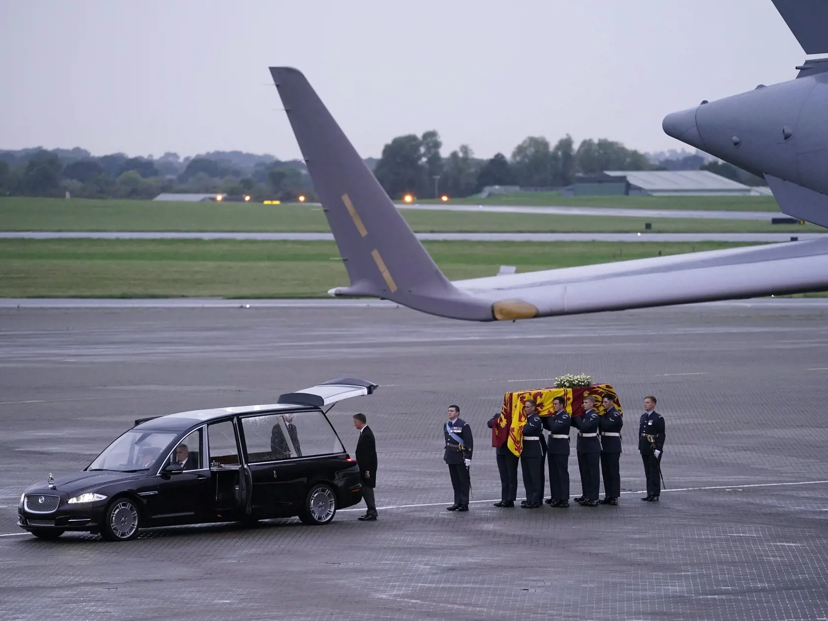 Príslušníci Britského kráľovského letectva (RAF) vynášajú z lietadla RAF C17 rakvu s telesnými pozostatkami zosnulej britskej kráľovnej Alžbety II. do pohrebného vozu na letisku RAF Northolt v Londýne 13. septembra 2022. Rakvu britskej kráľovnej Alžbety II. previezli dnes letecky zo Škótska do Londýna. Kráľovná Alžbeta II. zomrela vo štvrtok 8. seprembra popoludní vo svojom škótskom sídle Balmoral. Bola najdlhšie vládnucim monarchom v dejinách Británie – na tróne bola 70 rokov.