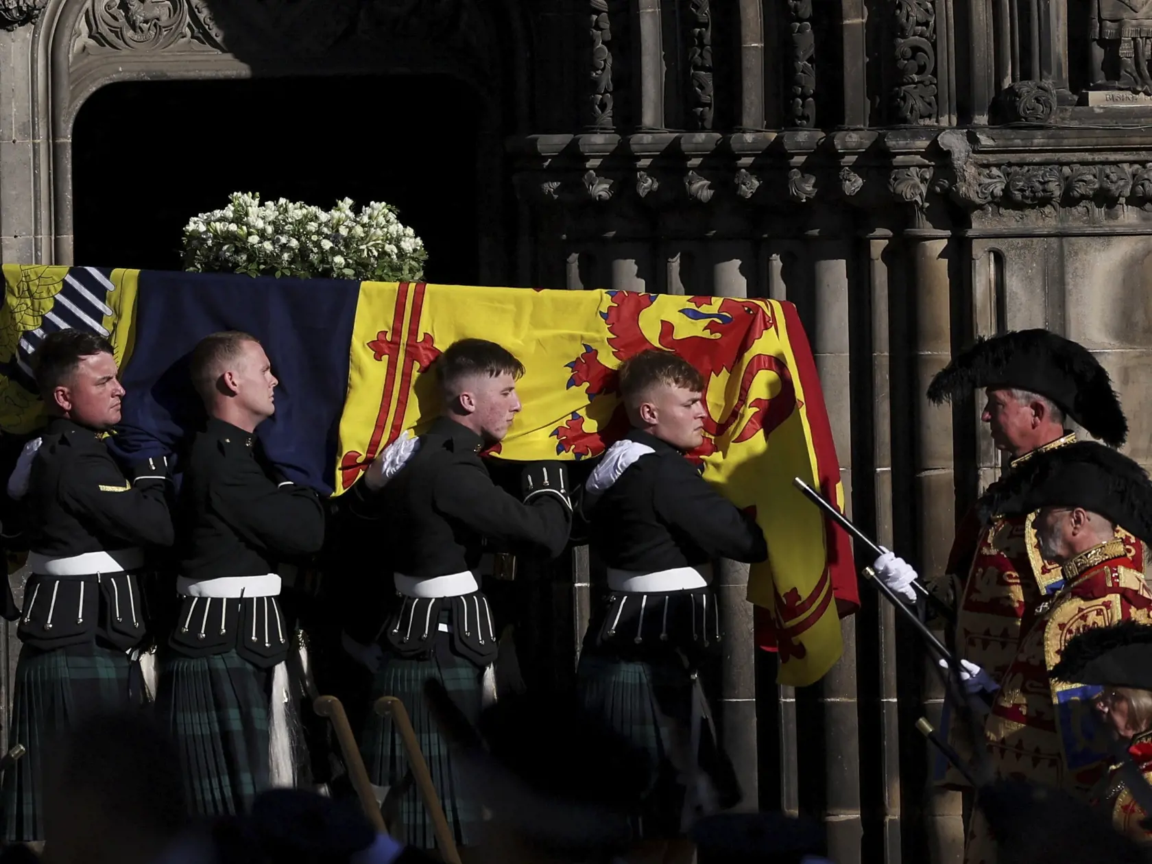 Čestná stráž vynáša rakvu s telesnými pozostatkami zosnulej britskej kráľovnej Alžbety II. z Katedrály svätého Egídia v škótskom Edinburghu 13. septembra 2022. Rakvu britskej kráľovnej Alžbety II. prevezú dnes letecky zo Škótska do Londýna. Kráľovná Alžbeta II. zomrela vo štvrtok 8. seprembra popoludní vo svojom škótskom sídle Balmoral. Bola najdlhšie vládnucim monarchom v dejinách Británie – na tróne bola 70 rokov. FOTO TASR/AP