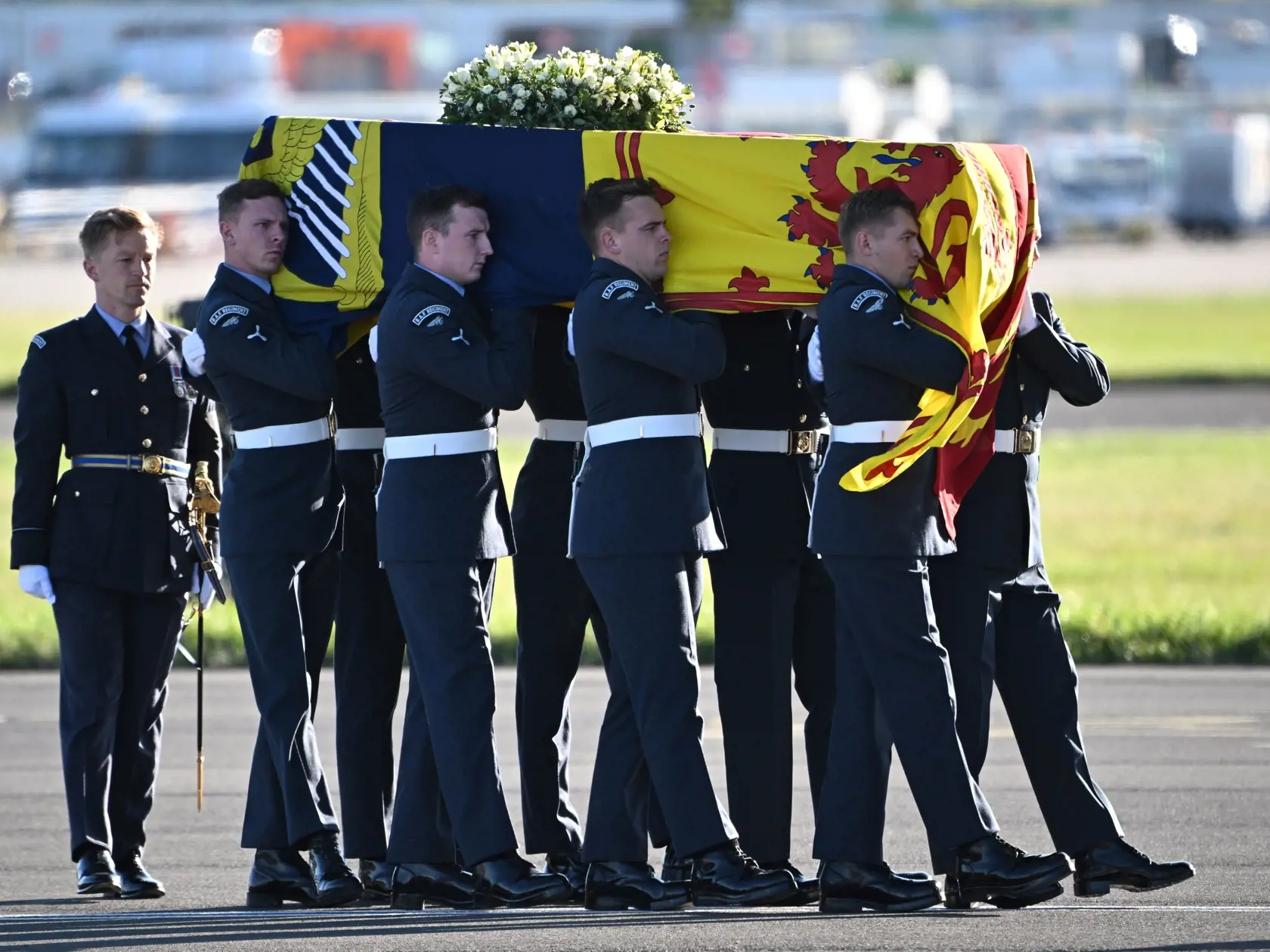 Príslušníci Kráľovských vzdušných síl (RAF) nesú rakvu s telesnými pozostatkami zosnulej britskej kráľovnej Alžbety II. na letisku v škótskom Edinburghu 13. septembra 2022. Rakvu britskej kráľovnej Alžbety II. prevezú dnes letecky zo Škótska do Londýna. Kráľovná Alžbeta II. zomrela vo štvrtok 8. seprembra popoludní vo svojom škótskom sídle Balmoral. Bola najdlhšie vládnucim monarchom v dejinách Británie – na tróne bola 70 rokov. FOTO TASR/AP