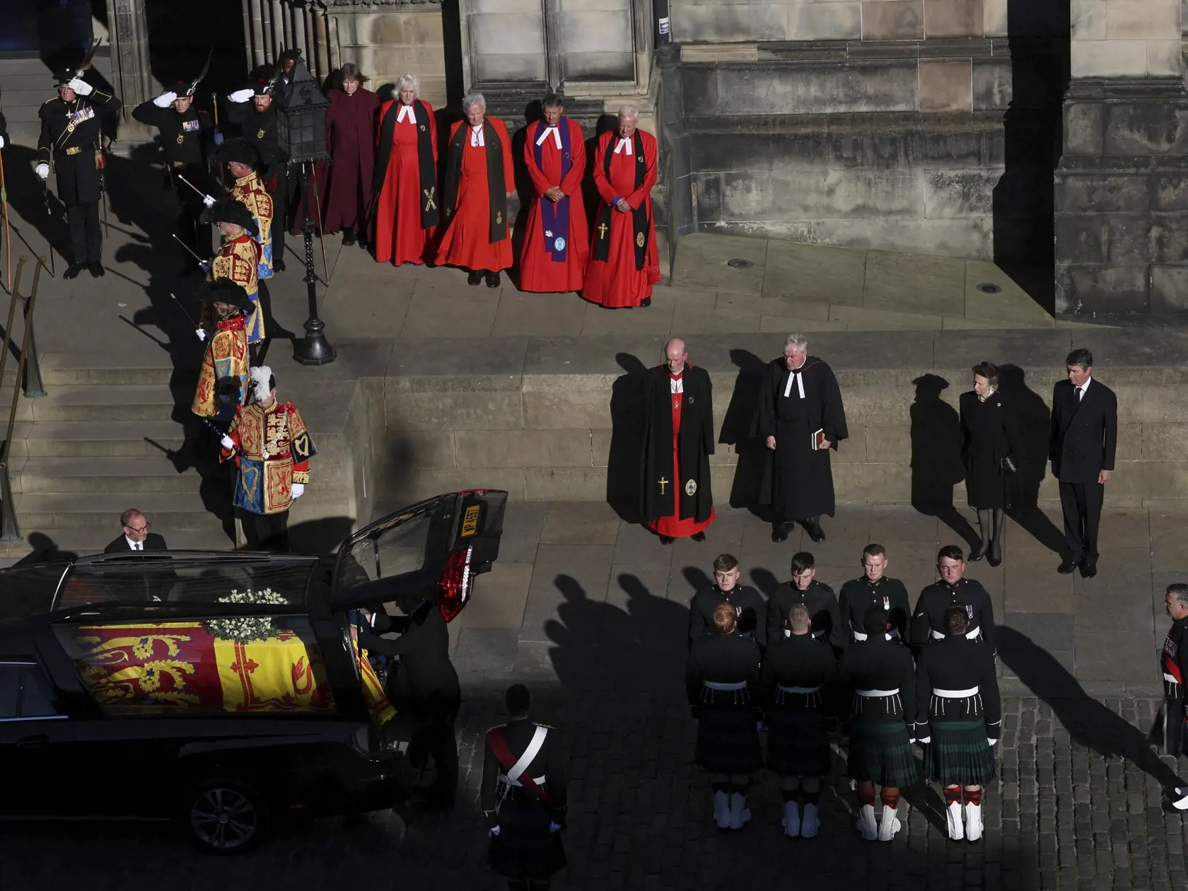 Čestná stráž ukladá rakvu s telesnými pozostatkami zosnulej britskej kráľovnej Alžbety II. do pohrebného voza z Katedrály svätého Egídia v škótskom Edinburghu 13. septembra 2022. Rakvu britskej kráľovnej Alžbety II. prevezú dnes letecky zo Škótska do Londýna. Kráľovná Alžbeta II. zomrela vo štvrtok 8. seprembra popoludní vo svojom škótskom sídle Balmoral. Bola najdlhšie vládnucim monarchom v dejinách Británie – na tróne bola 70 rokov. FOTO TASR/AP