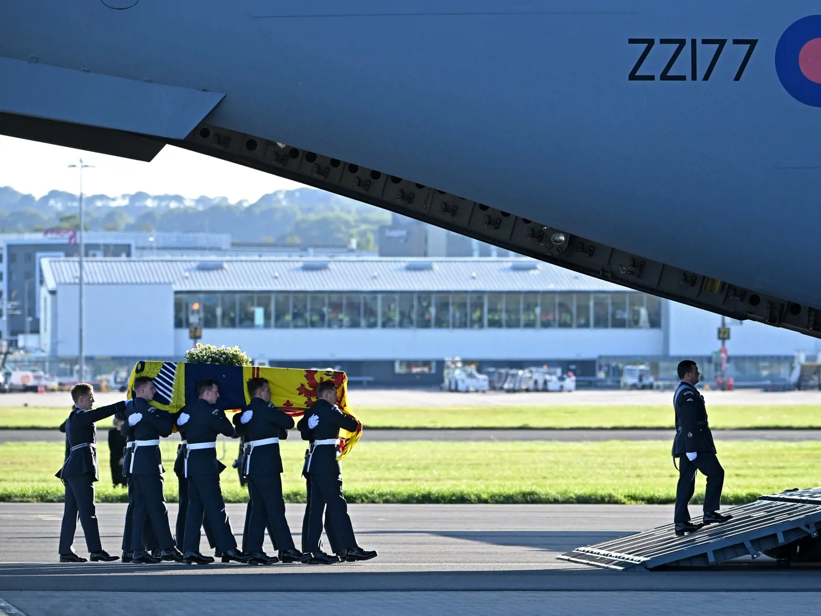 Príslušníci Kráľovských vzdušných síl (RAF) nesú rakvu s telesnými pozostatkami zosnulej britskej kráľovnej Alžbety II. na letisku v škótskom Edinburghu 13. septembra 2022. Rakvu britskej kráľovnej Alžbety II. prevezú dnes letecky zo Škótska do Londýna. Kráľovná Alžbeta II. zomrela vo štvrtok 8. seprembra popoludní vo svojom škótskom sídle Balmoral. Bola najdlhšie vládnucim monarchom v dejinách Británie – na tróne bola 70 rokov. FOTO TASR/AP