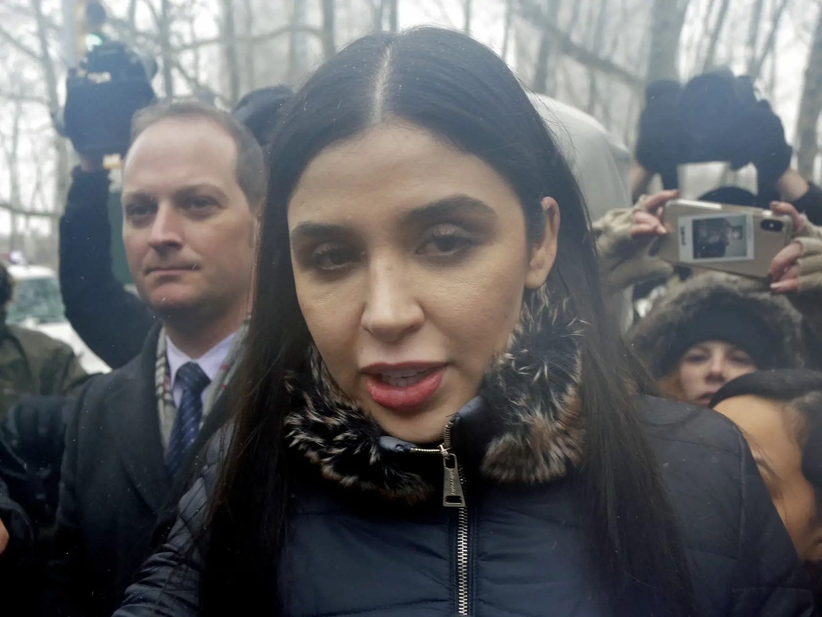 WA 2 archív New York - Na archívnej snímke z 12. februára 2019  Emma Coronelová Aispurová, manželka mexického drogového baróna "El Chapa" Guzmána, odchádza budovy federálneho súdu v New Yorku. Manželku mexického drogového baróna "El Chapa" Guzmána zatkli v pondelok 22. februára 2021 na letisku v americkom štáte Virgínia pre obvinenia z medzinárodného obchodovania s drogami. FOTO TASR/AP 

FILE - In this Feb. 12, 2019 file photo, Emma Coronel Aispuro, center, wife of Joaquin "El Chapo" Guzman, le