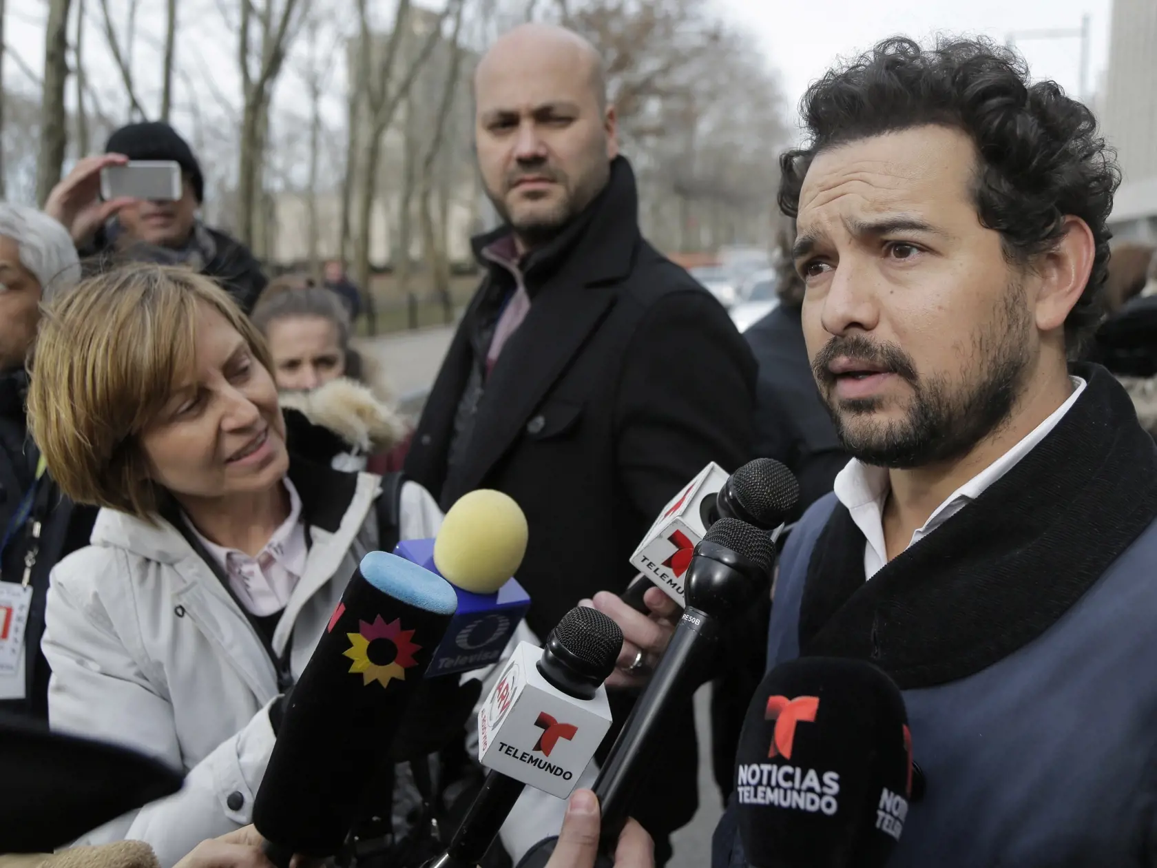 KK42 New York - Herec Alejandro Edda poskytuje rozhovor novinárom pred budovou federálneho súdu 28. januára 2019 v New Yorku. Mexický drogový bos Joaquín "El Chapo" Guzmán vypovedal na súde v súvislosti s obvineniami z obchodovania s drogami, sprisahania a vedenia zločineckej organizácie. Herec Alejandro Edda, ktorá stvárnil v seriálu spoločnosti Netflix postavu mexického drogového bosa Joaquína "El Chapa" Guzmána, sa zúčastnil súdneho procesu ako divák. FOTO TASR/AP
Actor Alejandro Edda talks t