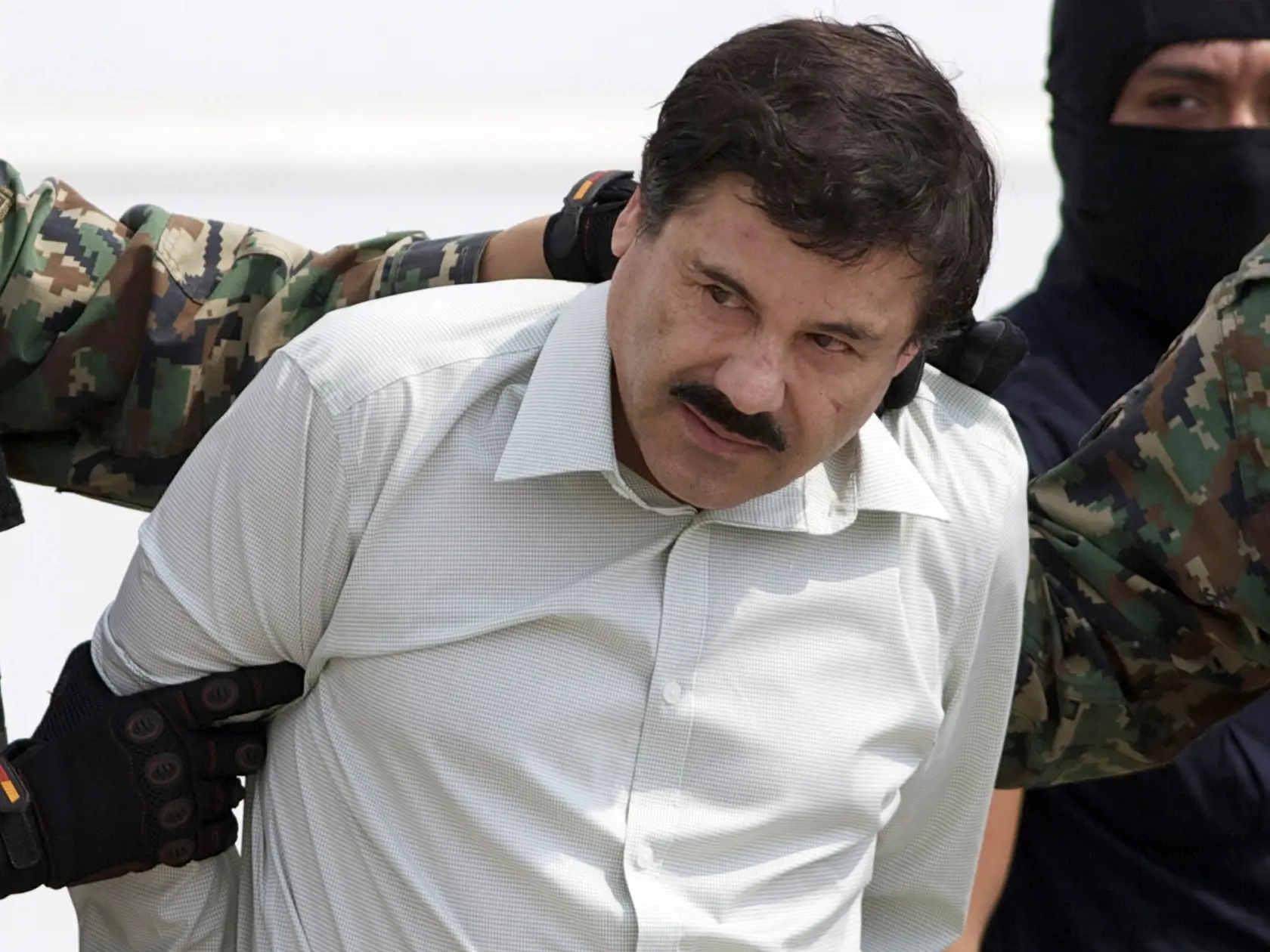 WA 15 archív Mexico City - Na archívnej snímke z 22. februára 2014 je známy narkobarón Joaquín "El Chapa" Guzmán, ktorého eskortujú do zadržaní do vrtuľníka v Mexico City. Mexické bezpečnostné sily zatkli syna známeho narkobaróna Joaquína "El Chapa" Guzmána, ktorého v júli odsúdili v USA na doživotie. Joaquínov syn Ovidio Guzmán López bol údajne zatknutý počas operácie v meste Culiacán na západe Mexika. FOTO TASR/AP 


FILE - In this Feb. 22, 2014 file photo, Joaquin "El Chapo" Guzman, the head 