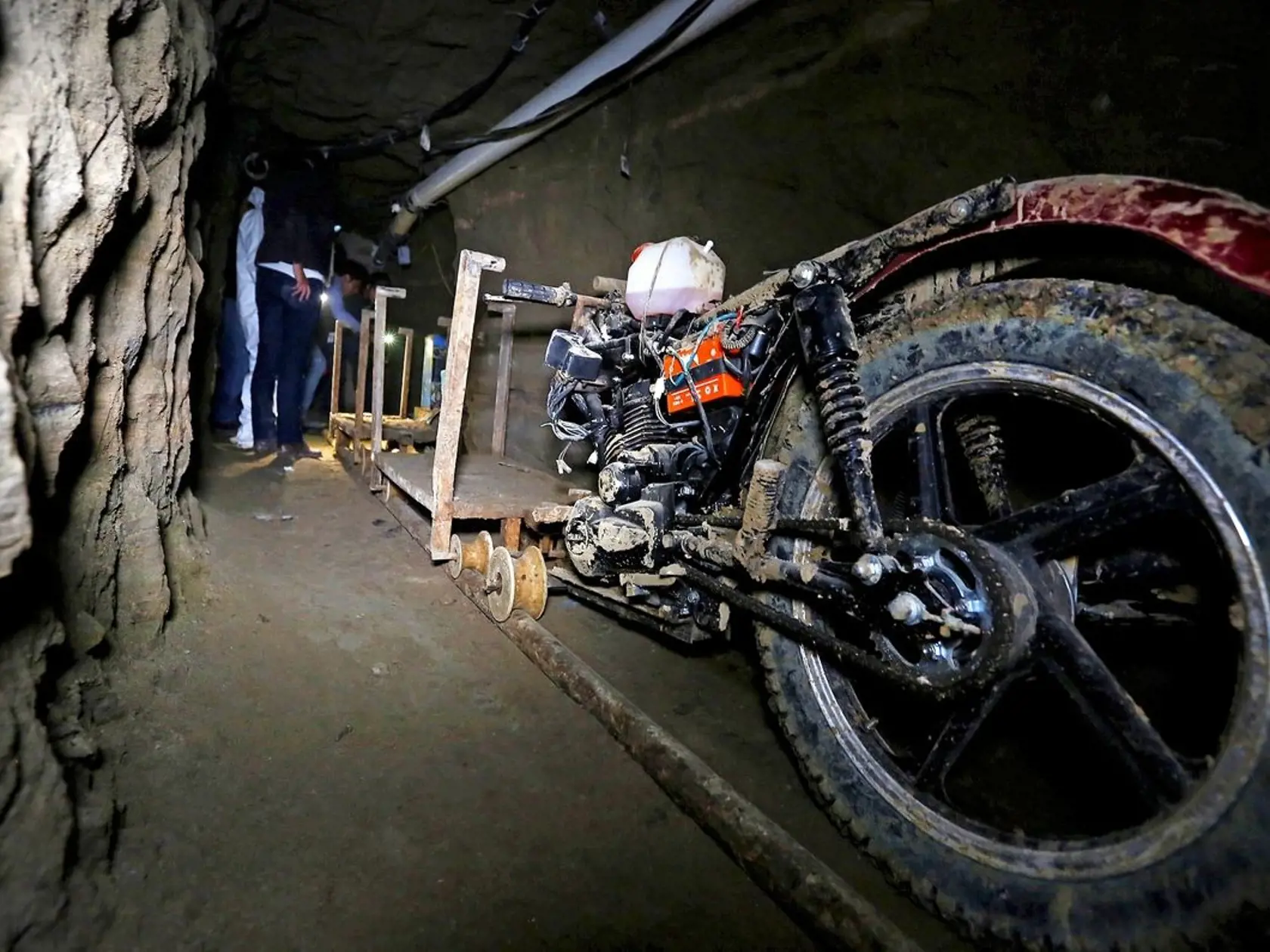 Motorka upravená na jazdu na koľajniciach, ktorou väzeň ušiel na slobodu.
