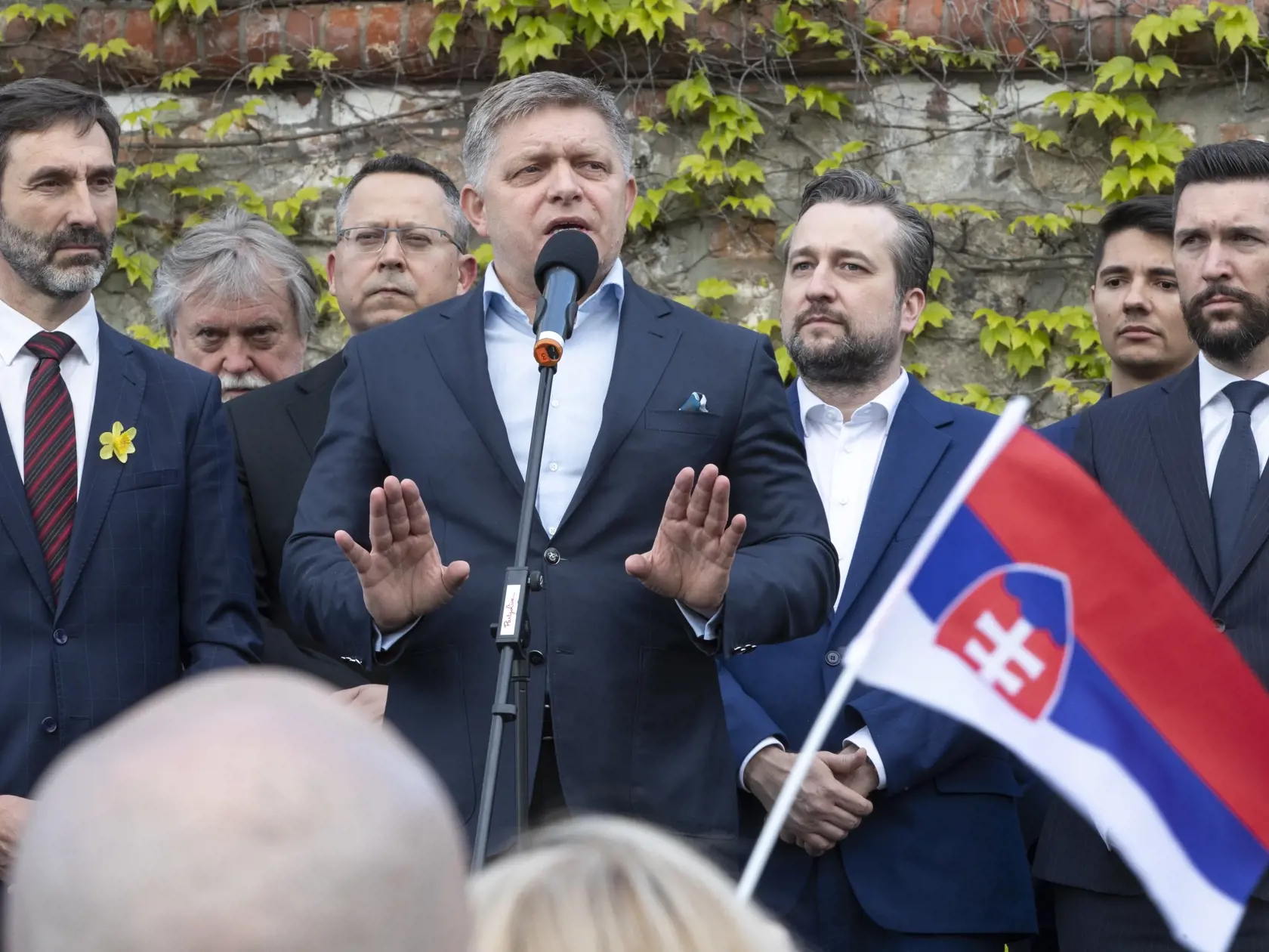 Protivládne protestné zhromaždenie prívržencov opozičnej parlamentnej strany Smer - Sociálna demokracia pred budovou Národnej rady Slovenskej republiky v Bratislave. Na snímke je Robert Fico, Juraj Blanár, Ladislav Kamenický, Dušan Jariabek, Ľuboš Blaha, Erik Kaliňák.