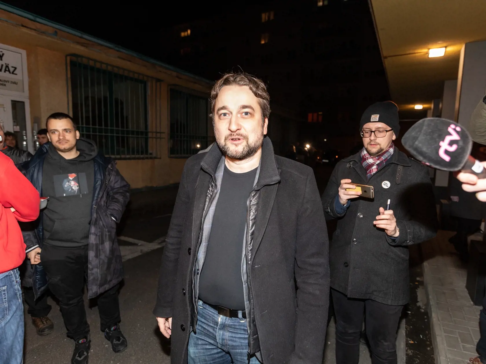 Ľuboš Blaha, za ten čas, zmenil nie len kariéru, ale aj vizáž a štýl oblečenia. Metalový outift vymenil za pohodlnejší károvaný oblek.