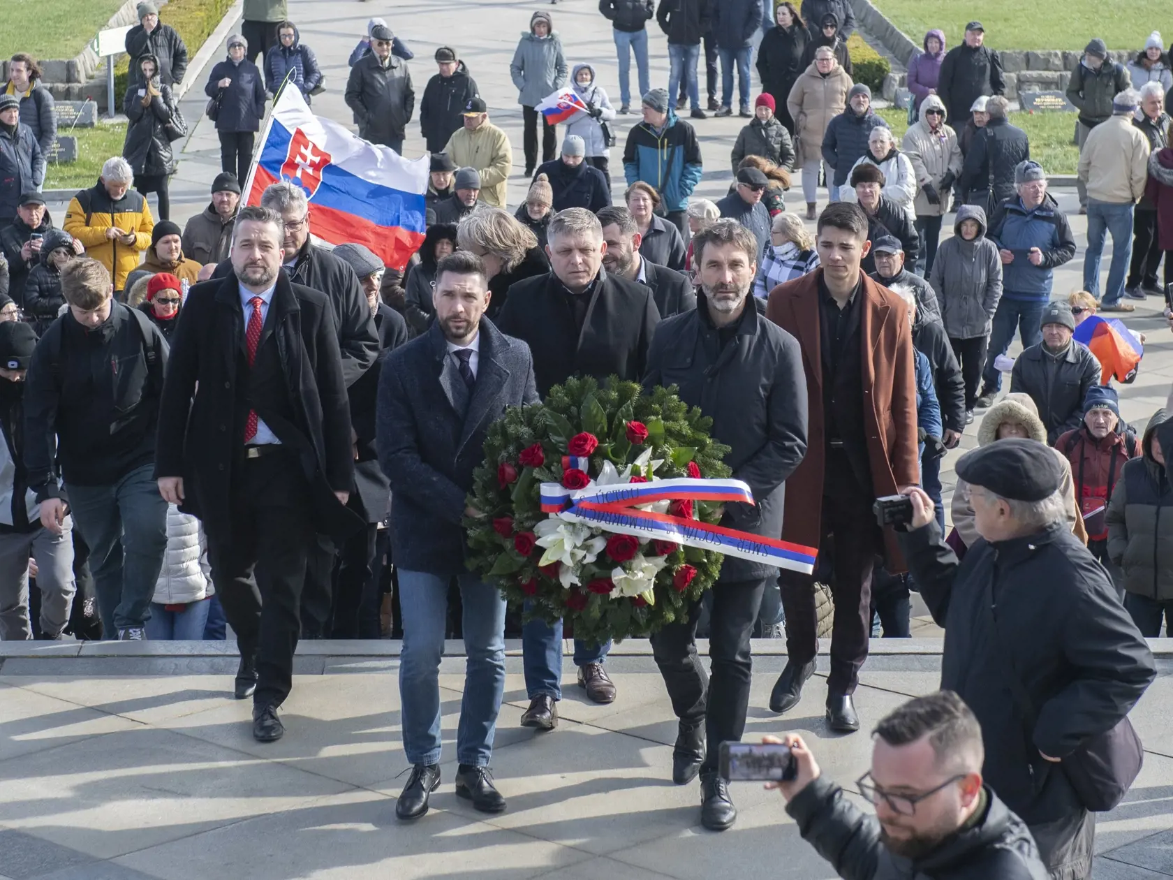 Poslanci zo Smeru prišli položiť veniec pri príležitosti 78. výročia oslobodenia Bratislavy pri pamätníku Slavín v Bratislave, 4. apríla 2023.