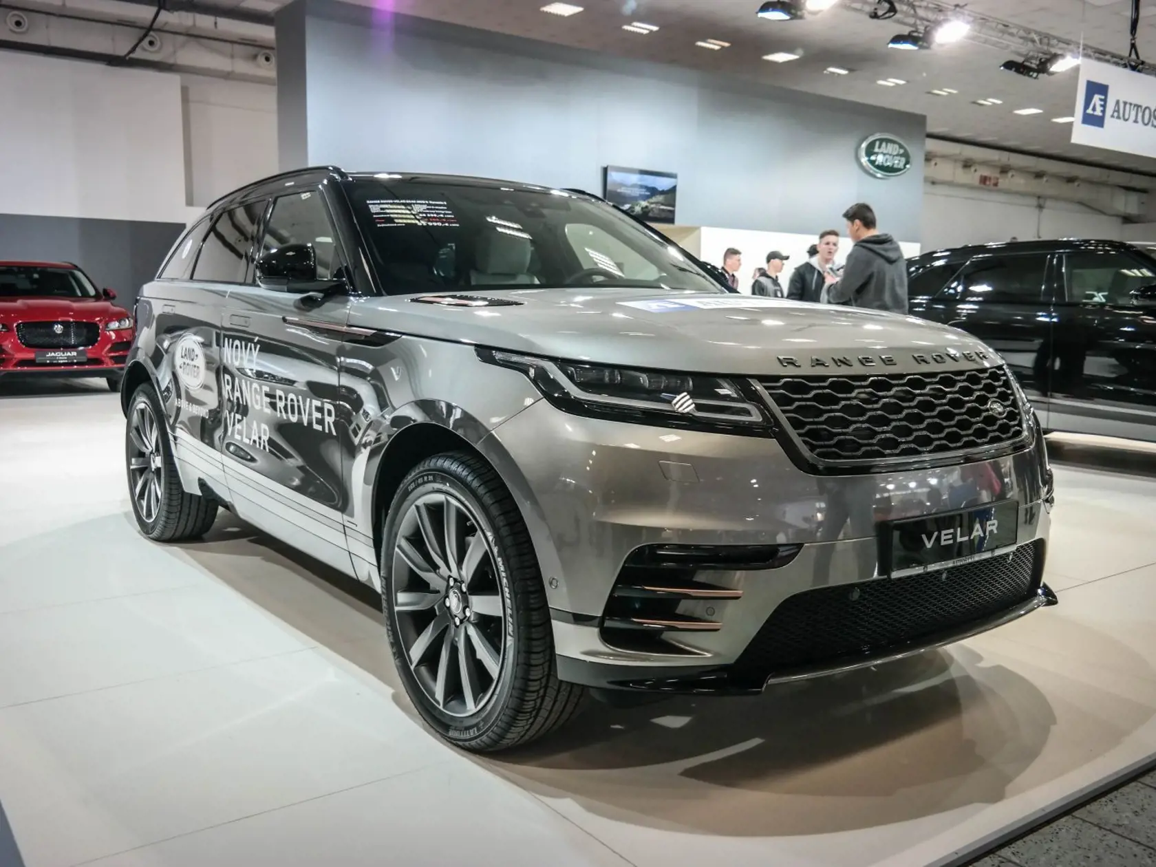 Range Rover Velar je blízkym príbuzným modelu Land Rover Discovery, ktorý sa už čoskoro má začať vyrábať práve v Nitre