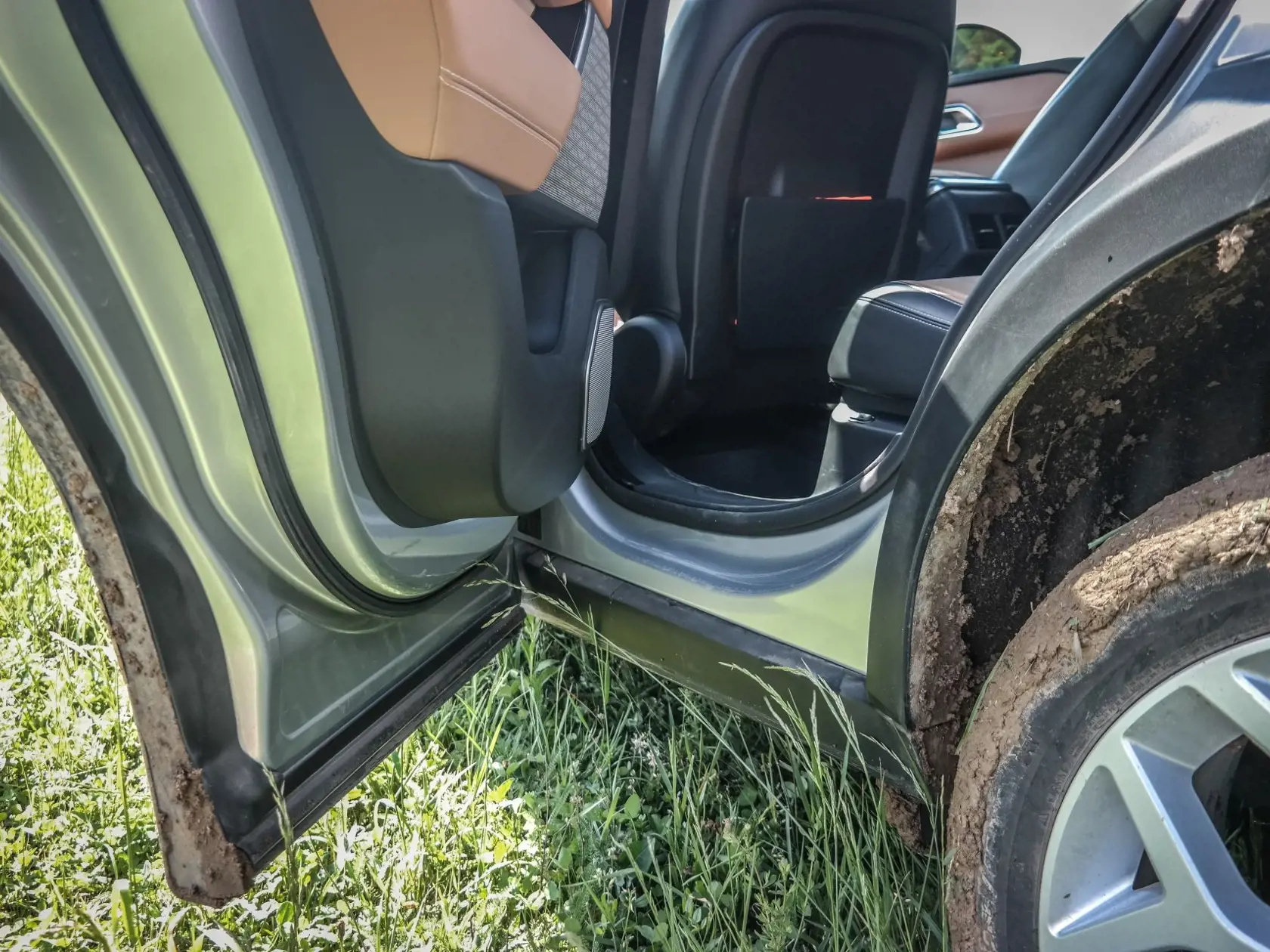 Velar je konštruovaný s prihliadnutím na off-roadové jazdenie - zadné prahy sa od blata nezašpinia