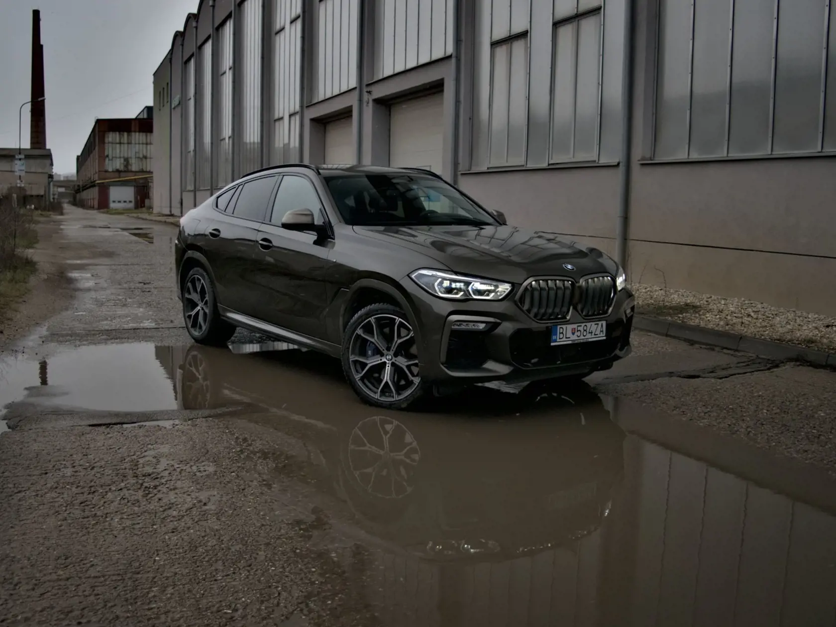 BMW X6 M50i.