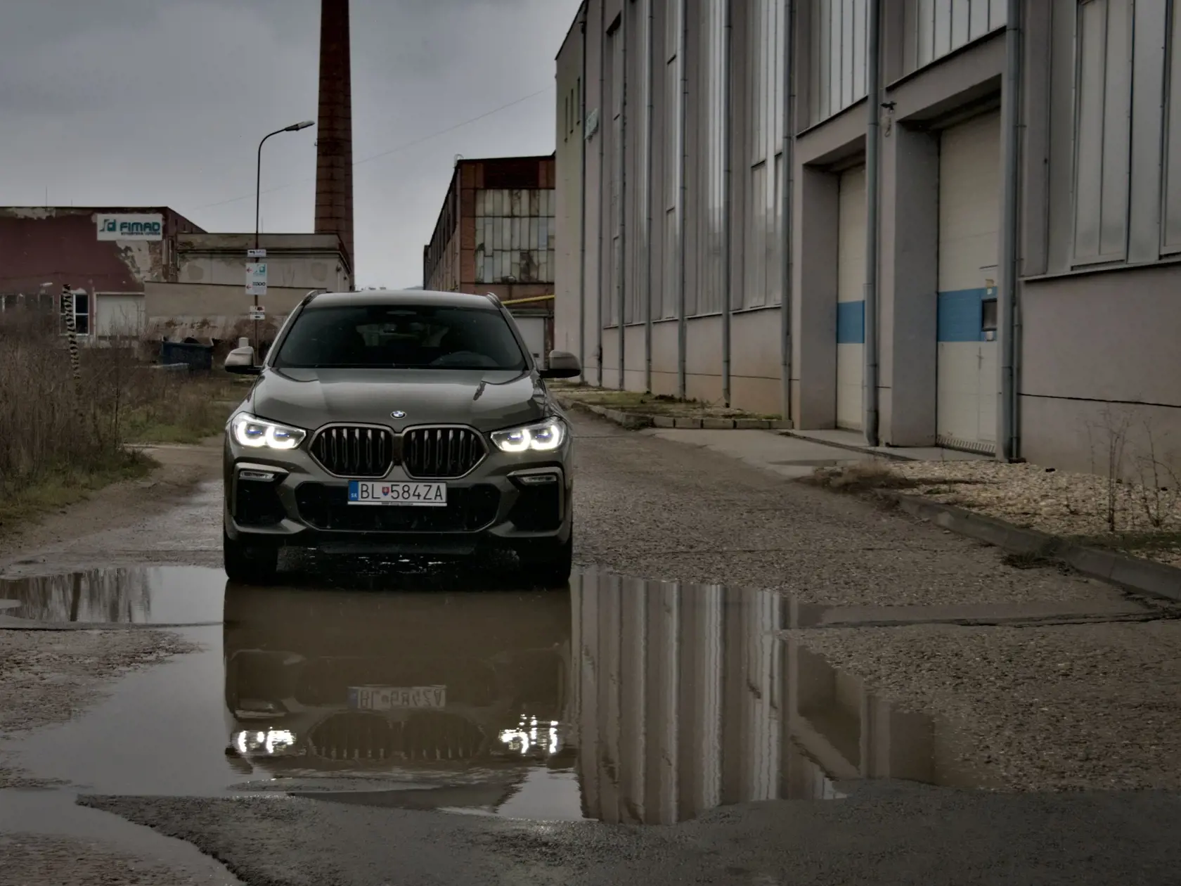 BMW X6 M50i.