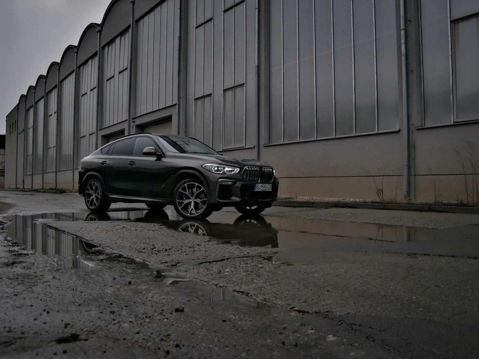 BMW X6 M50i.