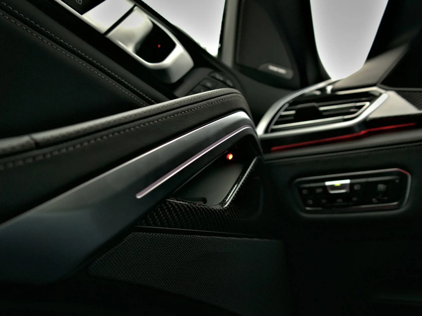 BMW X6 M50i.