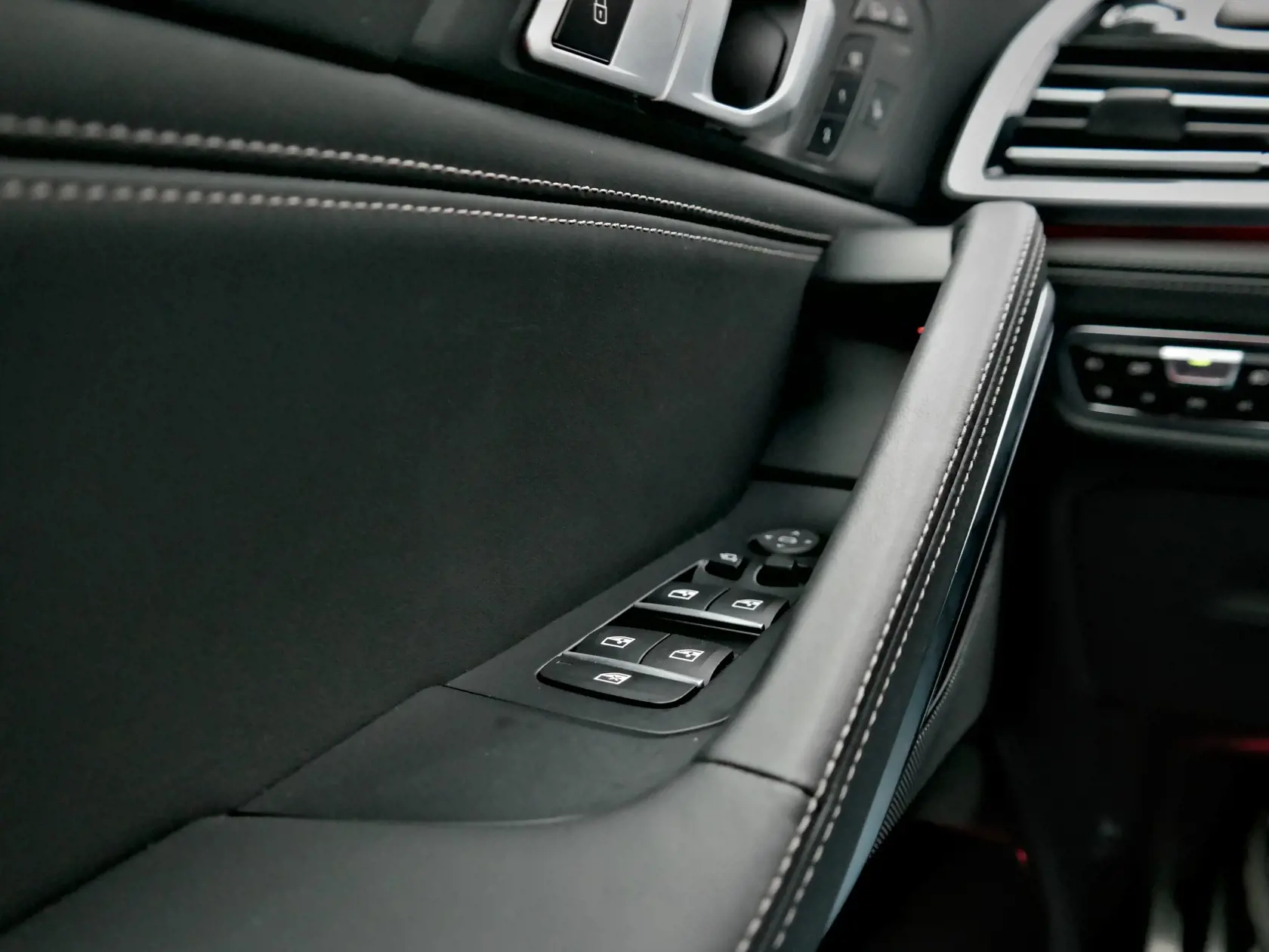 BMW X6 M50i.