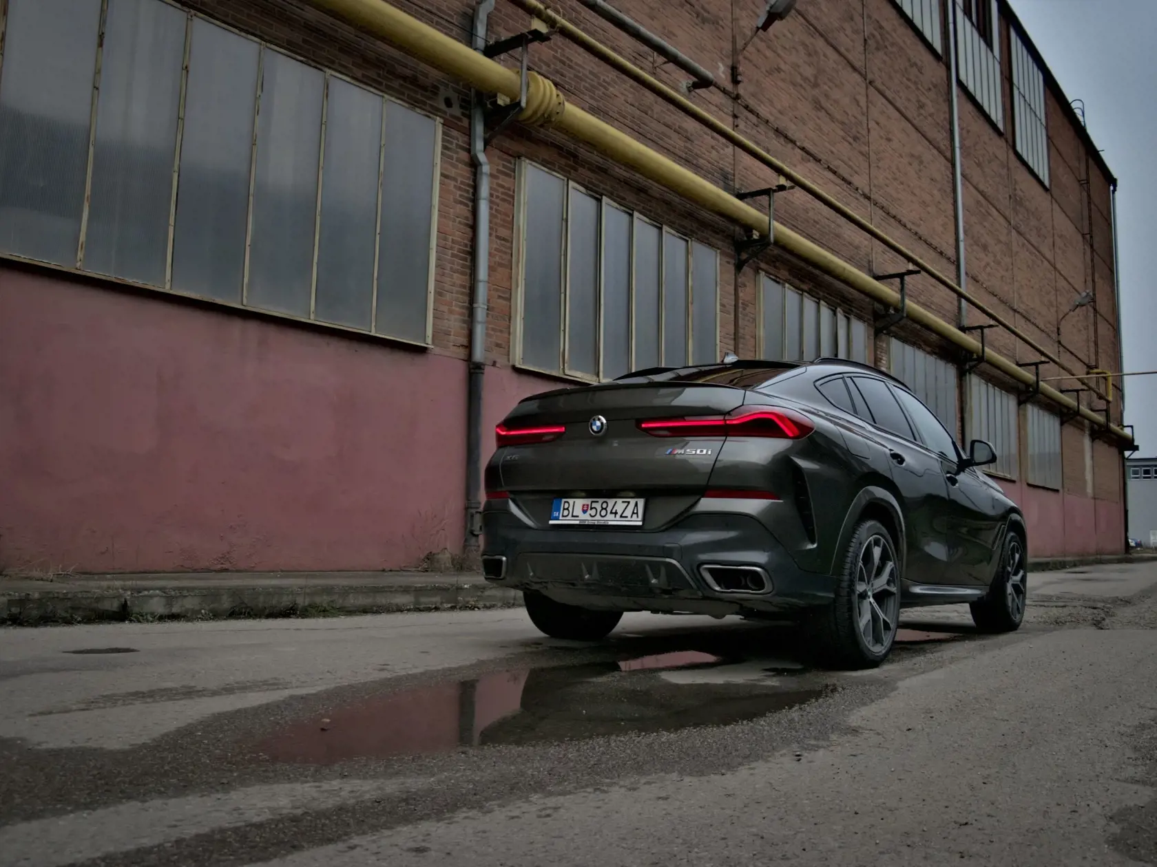 BMW X6 M50i.