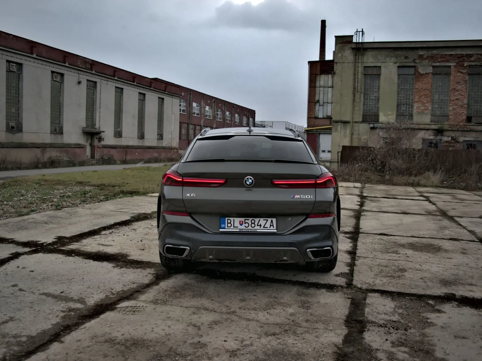 BMW X6 M50i.