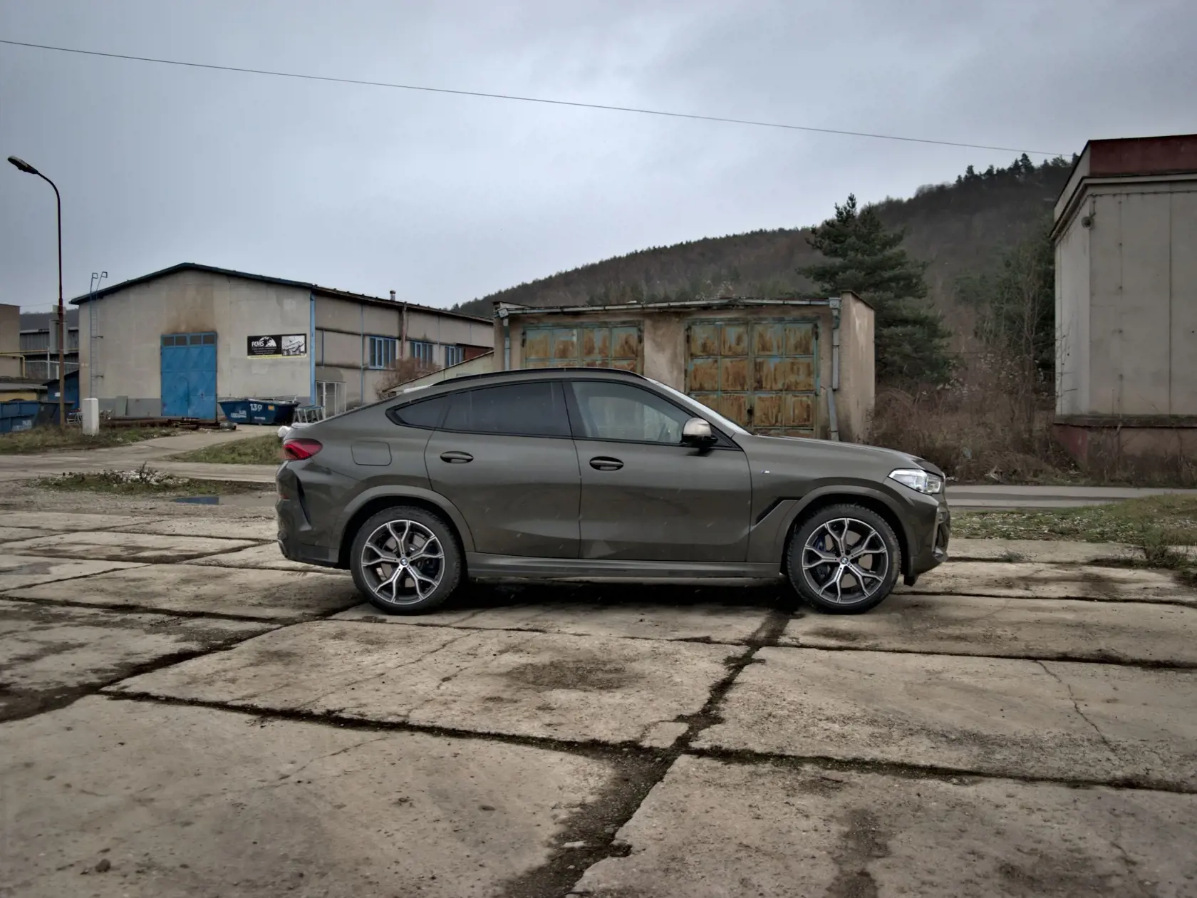 BMW X6 M50i.