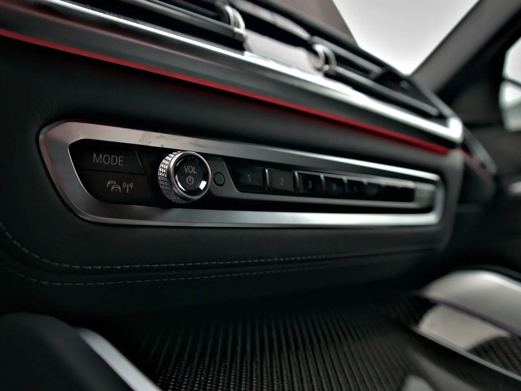 BMW X6 M50i.