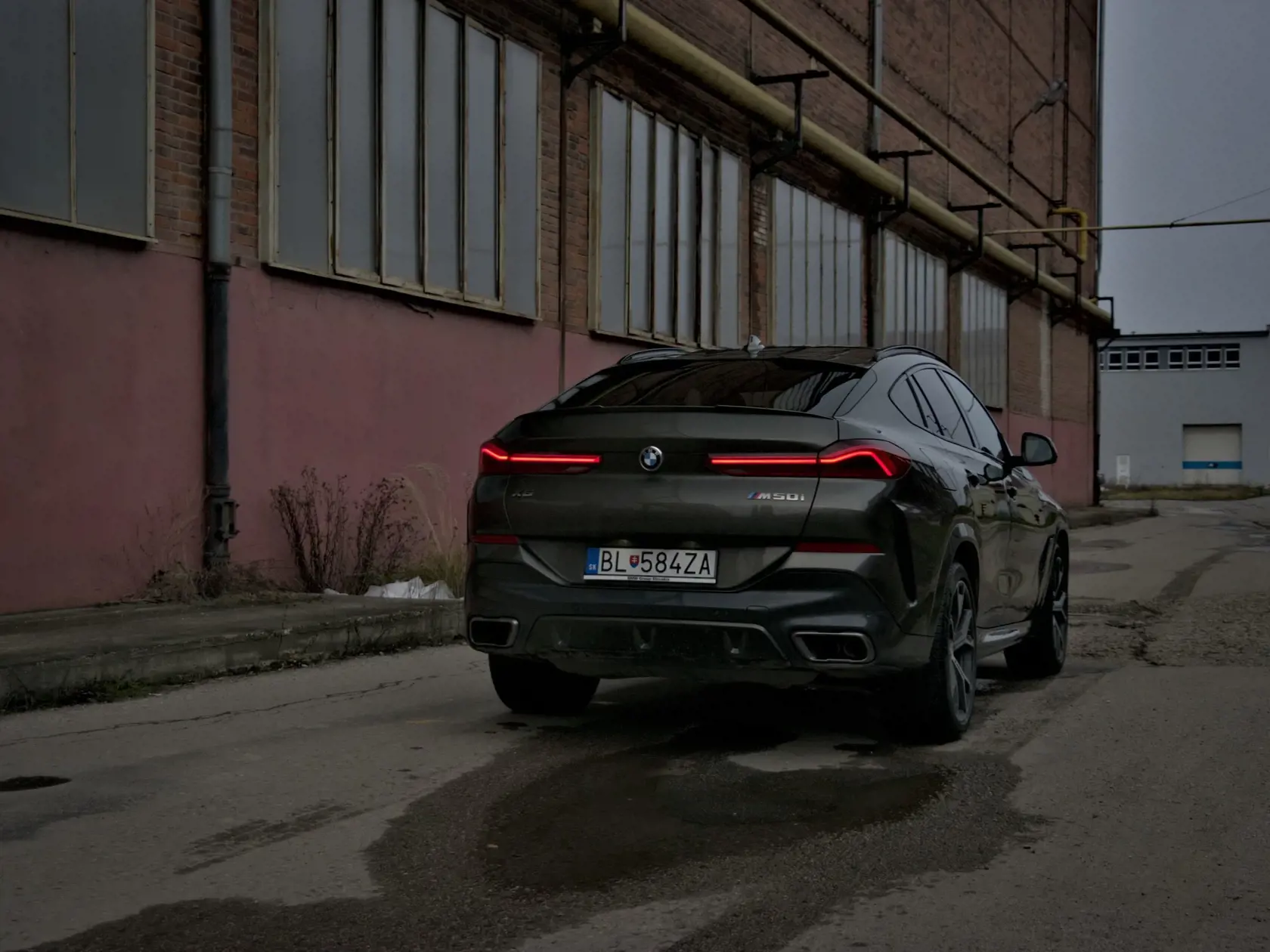 BMW X6 M50i.