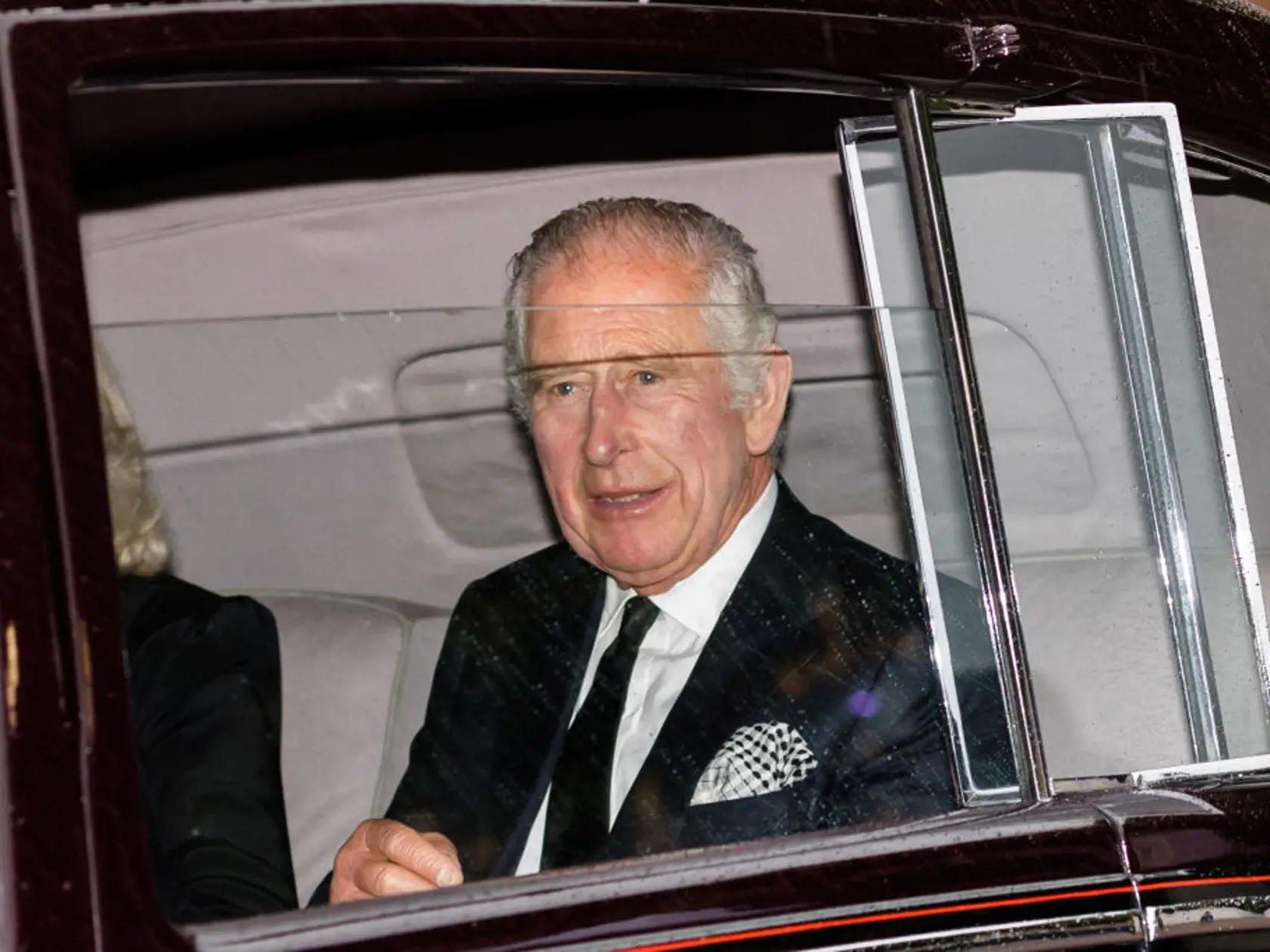 Kráľ Charles na ceste do Buckinghamského paláca.