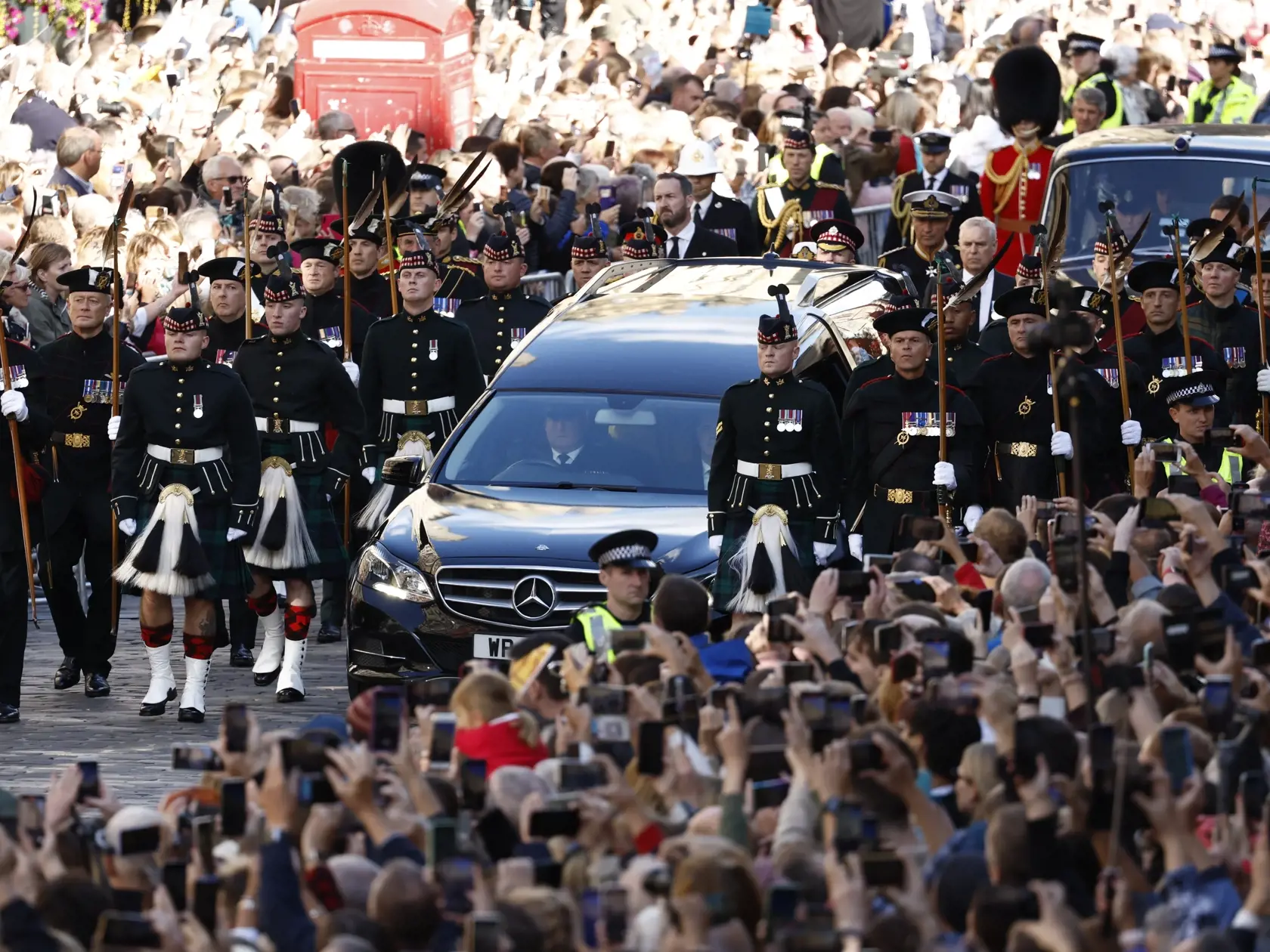 Jedným z najvýznamnejších momentov sa však stal dnešok, keď nový britský kráľ Charles III. v sprievode svojich troch súrodencov, princeznej Anne, princa Edwarda a princa Andrewa kráčal ulicami Edinburghu za rakvou svojej zosnulej matky kráľovnej Alžbety II.