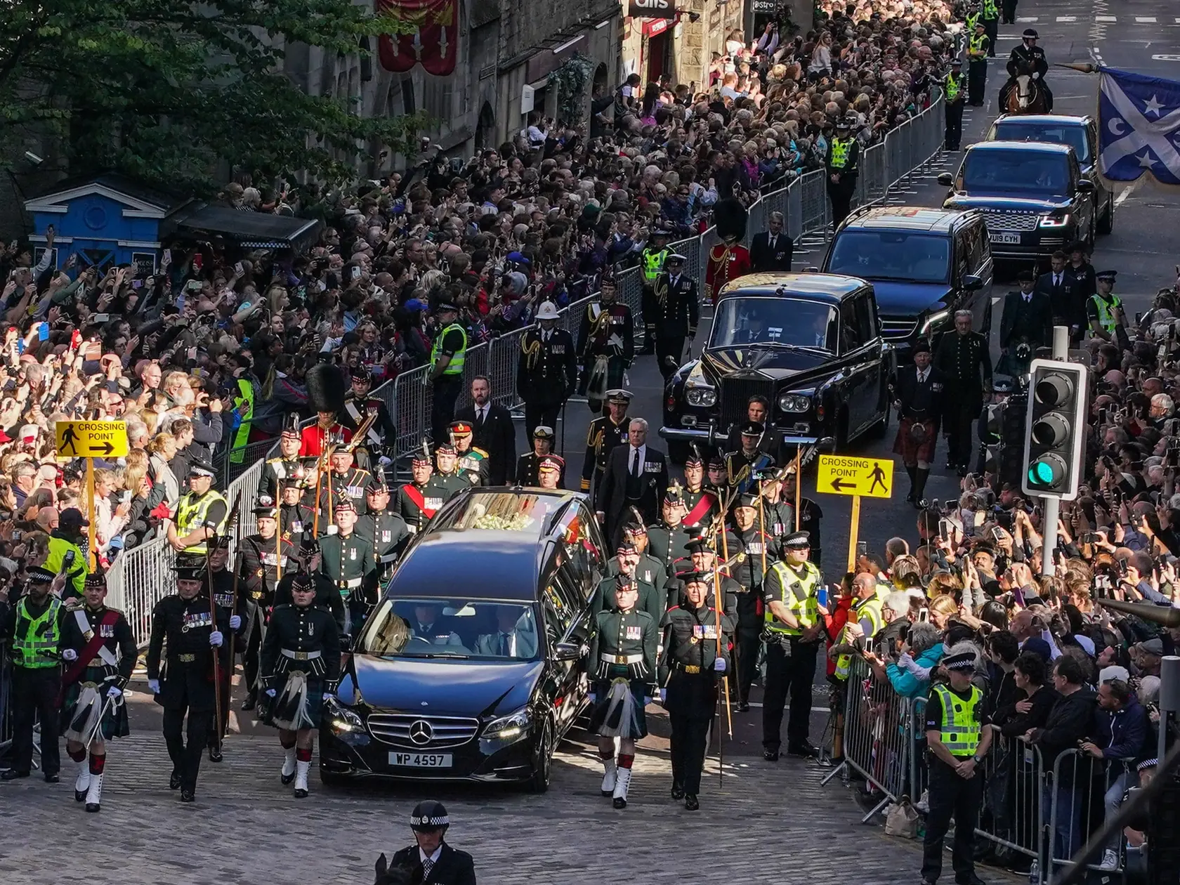 Jedným z najvýznamnejších momentov sa však stal dnešok, keď nový britský kráľ Charles III. v sprievode svojich troch súrodencov, princeznej Anne, princa Edwarda a princa Andrewa kráčal ulicami Edinburghu za rakvou svojej zosnulej matky kráľovnej Alžbety II.