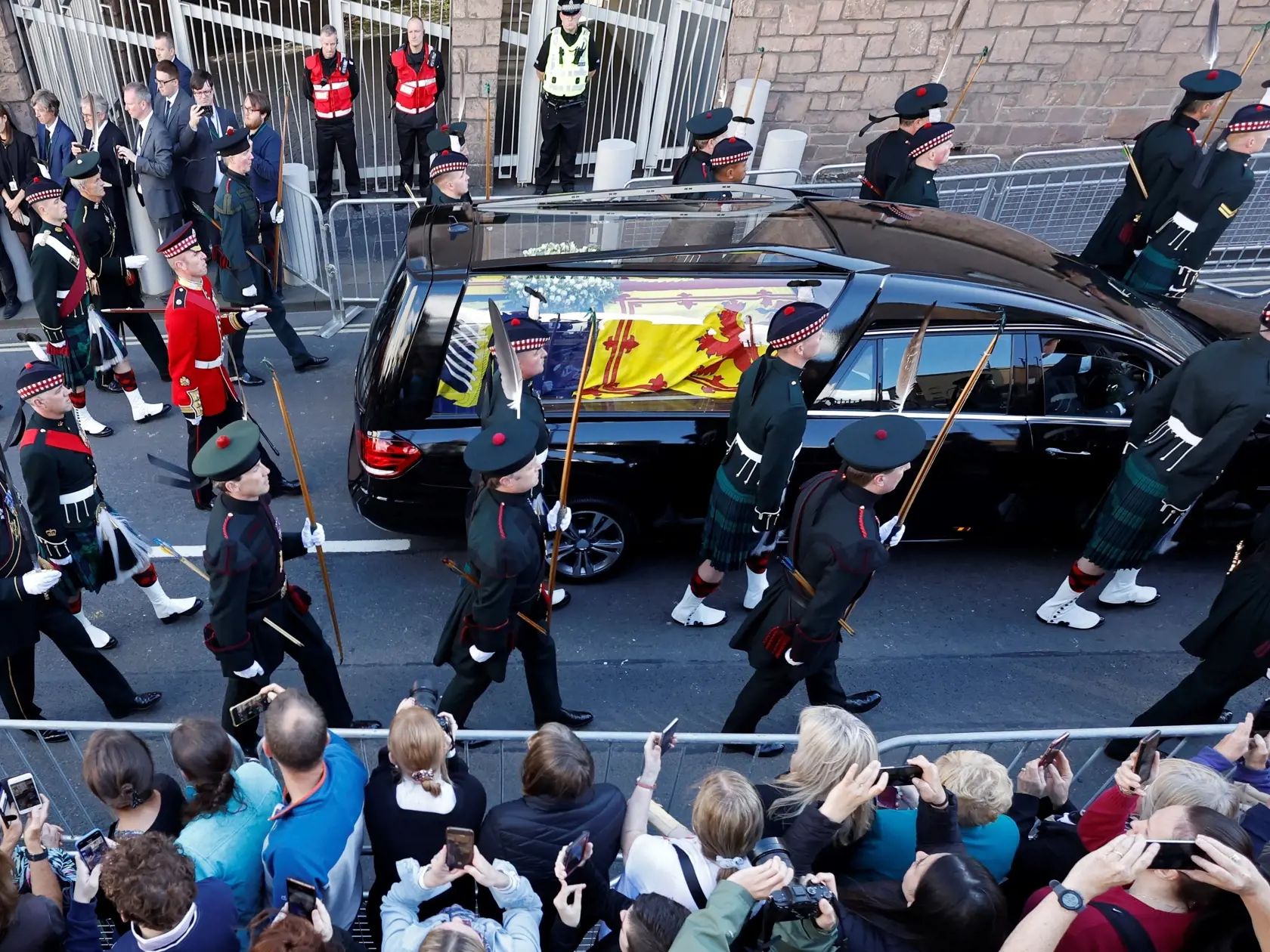 WA 14 Edinburgh - Pohrebný voz preváža rakvu s pozostatkami  britskej kráľovnej Alžbety II. počas smútočného sprievodu zo zámku Holyrood do Katedrály svätého Egídia v škótskom Edinburghu v pondelok 12. septembra 2022.  Rakva so zosnulou kráľovnou bude v Edinburghu vystavená na 24 hodín so štátnymi poctami. V utorok ju majú previezť do Londýna. Alžbeta II. zomrela vo štvrtok 8. septembra vo veku 96 rokov. Vládla od roku 1952. Pohreb sa uskutoční 19. septembra vo Westminsterskom opátstve v Londýne