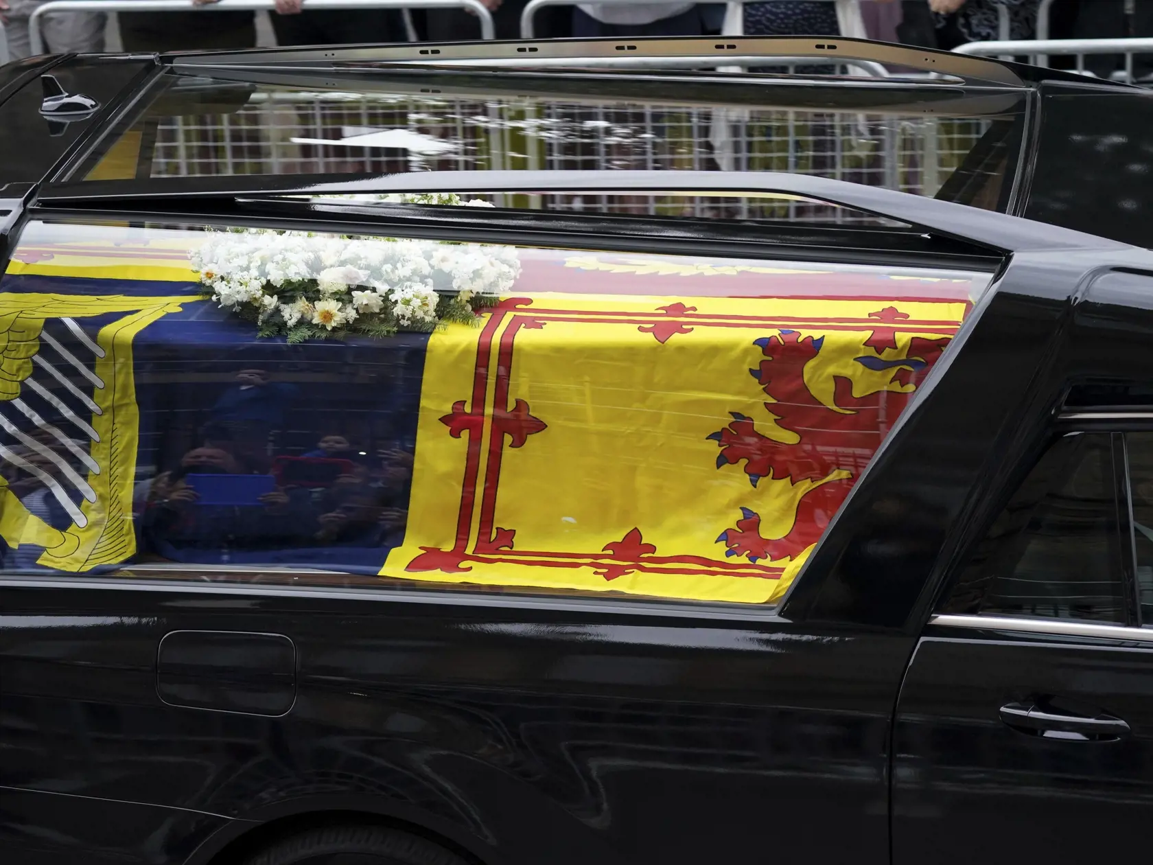 PK 108 Edinburgh - Na snímke pohrebné vozidlo vezie rakvu s pozostatkami zosnulej britskej kráľovnej Alžbety II. ulicami Edinburghu 11. septembra 2022. Rakva s pozostatkami zosnulej britskej kráľovnej Alžbety II. v nedeľu dorazila na zámok Holyrood v Edinburghu, ktorý je oficiálnym sídlom britského panovníka v Škótsku. Od štvrtka sa rakva nachádzala na Balmorale, kde sa s kráľovnou mohli rozlúčiť jej najbližší príbuzní. FOTO TASR/AP

The hearse carrying the coffin of Queen Elizabeth II, draped w
