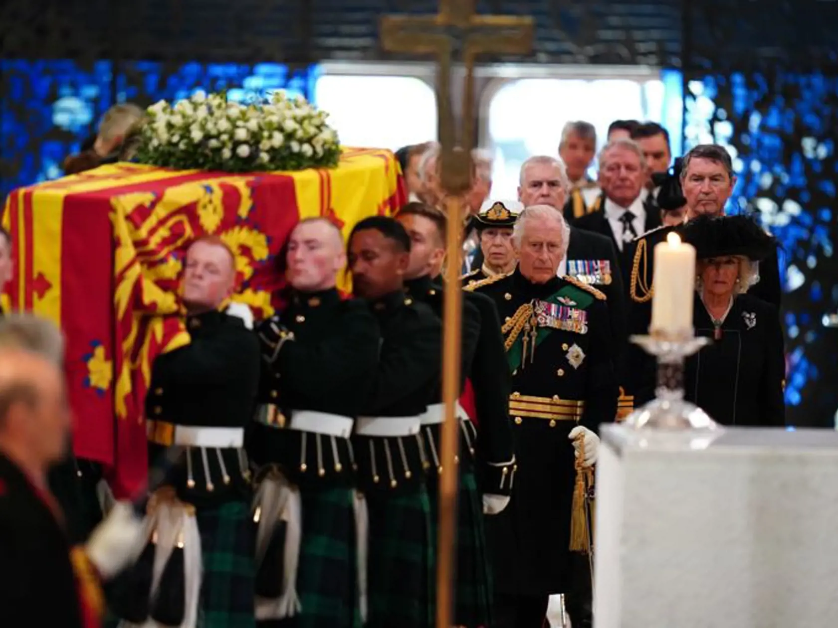 Jedným z najvýznamnejších momentov sa však stal dnešok, keď nový britský kráľ Charles III. v sprievode svojich troch súrodencov, princeznej Anne, princa Edwarda a princa Andrewa kráčal ulicami Edinburghu za rakvou svojej zosnulej matky kráľovnej Alžbety II.