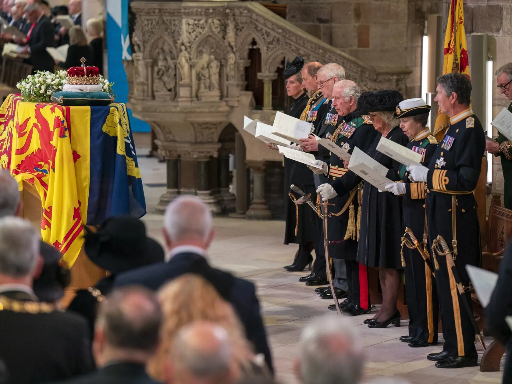 WA 67 Edinburgh - Na snímke zľava Sophie, grófka z Wessexu, britskí princovia Edward a Andrew, britský kráľ Karol III., britská kráľovná manželka Kamila, britská princezná Anna a jej manžel Tim Laurence stoja počas bohoslužby pripomínajúcej život zosnulej britskej kráľovnej Alžbety II. v Katedrále svätého Egídia v škótskom Edinburghu v pondelok 12. septembra 2022. Rakva so zosnulou kráľovnou bude v Edinburghu vystavená na 24 hodín so štátnymi poctami. V utorok ju majú previezť do Londýna. Alžbet