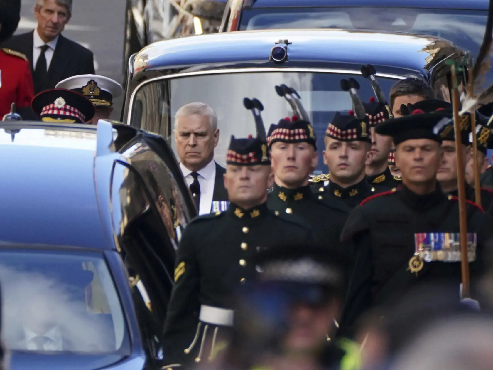 WA 21 Edinburgh - Britský princ Andrew kráča za pohrebným vozom, ktorý preváža rakvu s pozostatkami jeho  matky - britskej kráľovnej Alžbety II. -počas smútočného sprievodu zo zámku Holyrood do Katedrály svätého Egídia v škótskom Edinburghu v pondelok 12. septembra 2022. Rakva so zosnulou kráľovnou bude v Edinburghu vystavená na 24 hodín so štátnymi poctami. V utorok ju majú previezť do Londýna. Alžbeta II. zomrela vo štvrtok 8. septembra vo veku 96 rokov. Vládla od roku 1952. Pohreb sa uskutočn