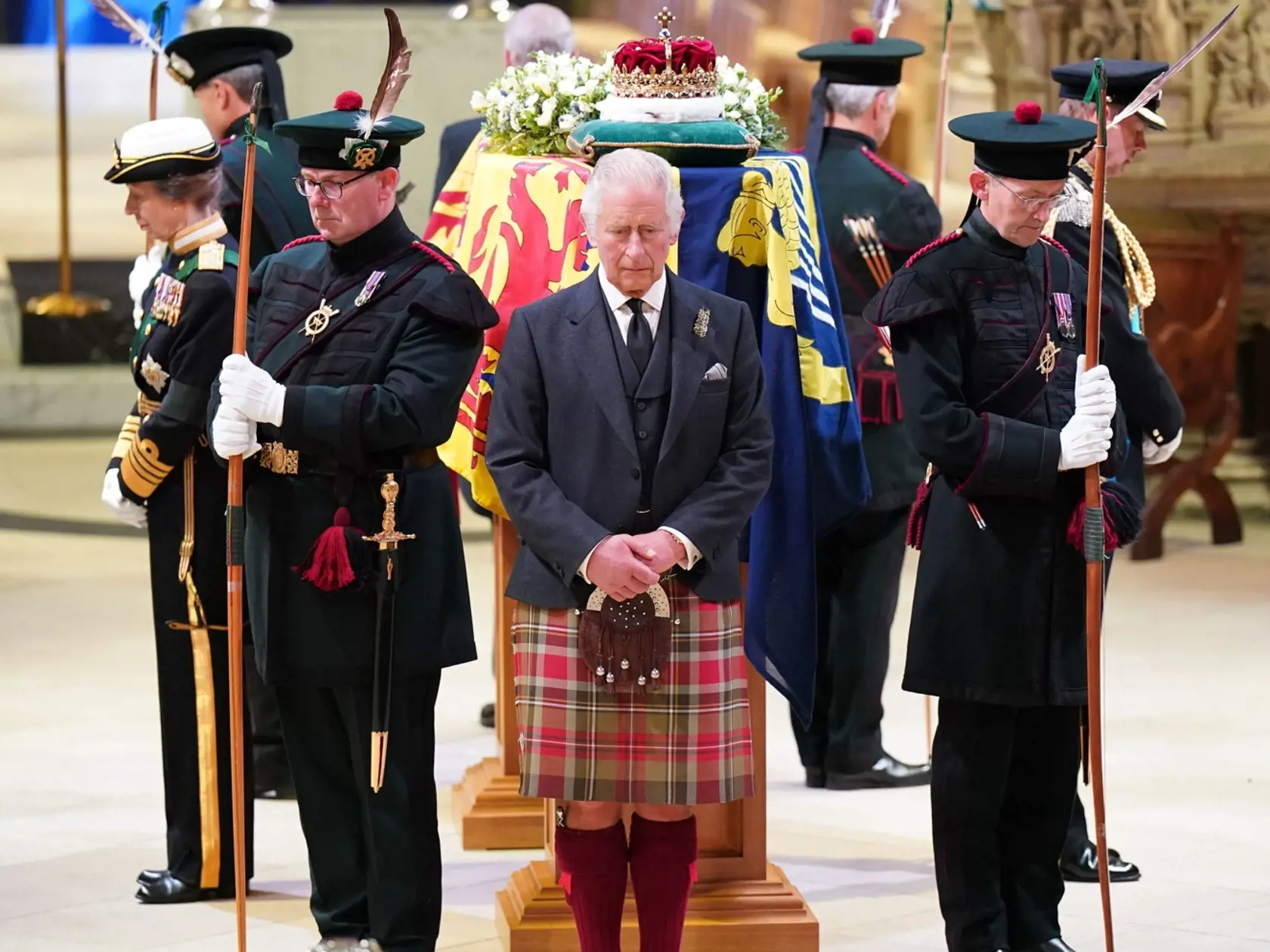 WA 69 Edinburgh - Potomkovia Alžbety II. - britský kráľ Karol III. (uprostred), princezná Anna, princ Edward a Andrew vzdávajú hold zosnulej britskej kráľovnej počas tradičnej vigílie princov v Katedrále svätého Egídia v škótskom Edinburghu v pondelok 12. septembra 2022. Rakva so zosnulou kráľovnou bude v Edinburghu vystavená na 24 hodín so štátnymi poctami. V utorok ju majú previezť do Londýna. Alžbeta II. zomrela vo štvrtok 8. septembra vo veku 96 rokov. Vládla od roku 1952. Pohreb sa uskutočn