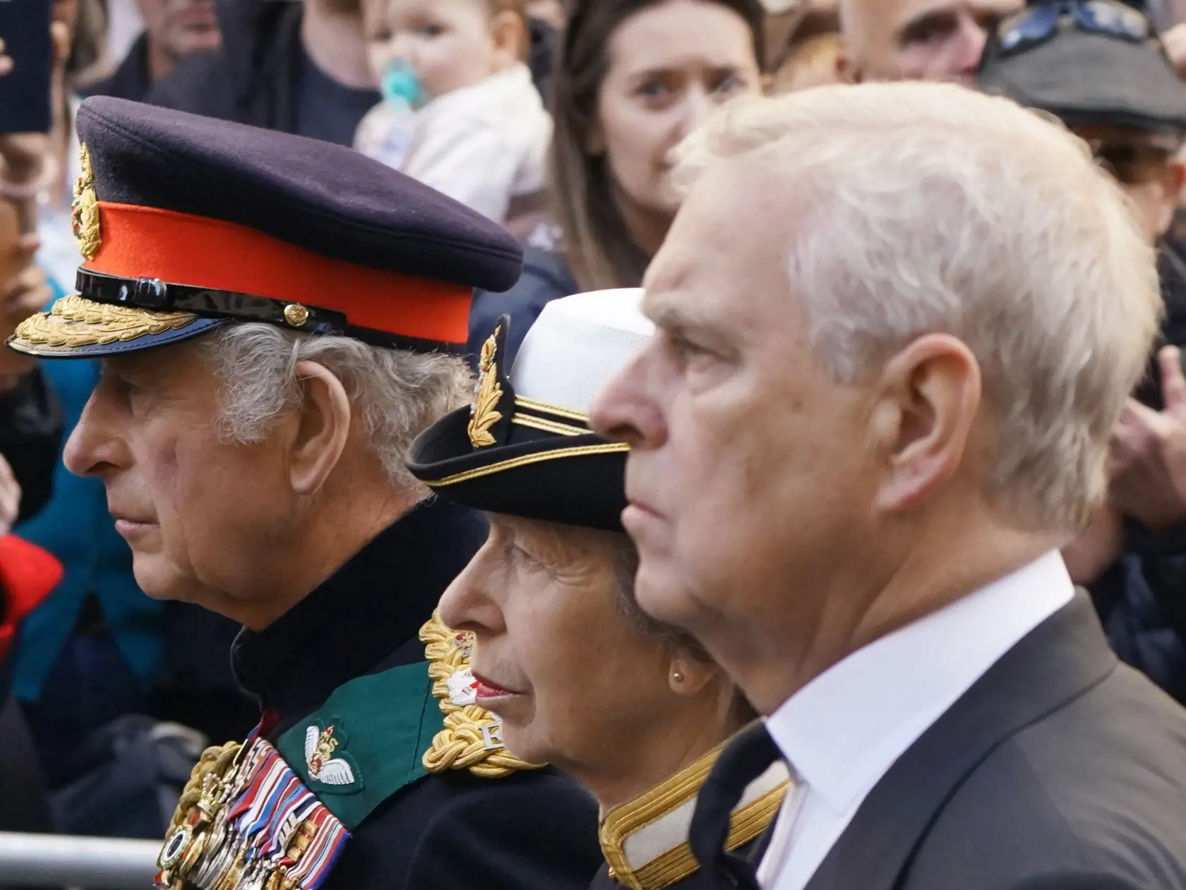 WA 20 Edinburgh - Na snímke zľava britský kráľ Karol III. (vľavo) a jeho súrodenci - princezná Anna a princ Andrew kráčajú za pohrebným vozom, ktorý preváža rakvu s pozostatkami ich matky - britskej kráľovnej Alžbety II. -počas smútočného sprievodu zo zámku Holyrood do Katedrály svätého Egídia v škótskom Edinburghu v pondelok 12. septembra 2022. Rakva so zosnulou kráľovnou bude v Edinburghu vystavená na 24 hodín so štátnymi poctami. V utorok ju majú previezť do Londýna. Alžbeta II. zomrela vo št