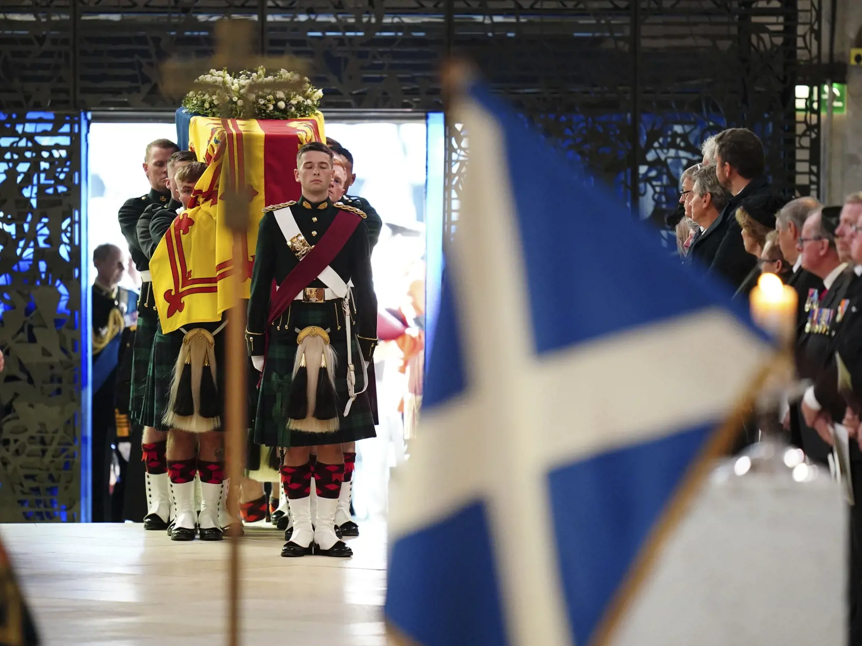 WA 22 Edinburgh - Rakvu s pozostatkami britskej kráľovnej Alžbety II. prinášajú do Katedrály svätého Egídia v škótskom Edinburghu v pondelok 12. septembra 2022. Rakva so zosnulou kráľovnou bude v Edinburghu vystavená na 24 hodín so štátnymi poctami. V utorok ju majú previezť do Londýna. Alžbeta II. zomrela vo štvrtok 8. septembra vo veku 96 rokov. Vládla od roku 1952. Pohreb sa uskutoční 19. septembra vo Westminsterskom opátstve v Londýne. FOTO TASR/AP 

The bearer party carry the coffin of Quee